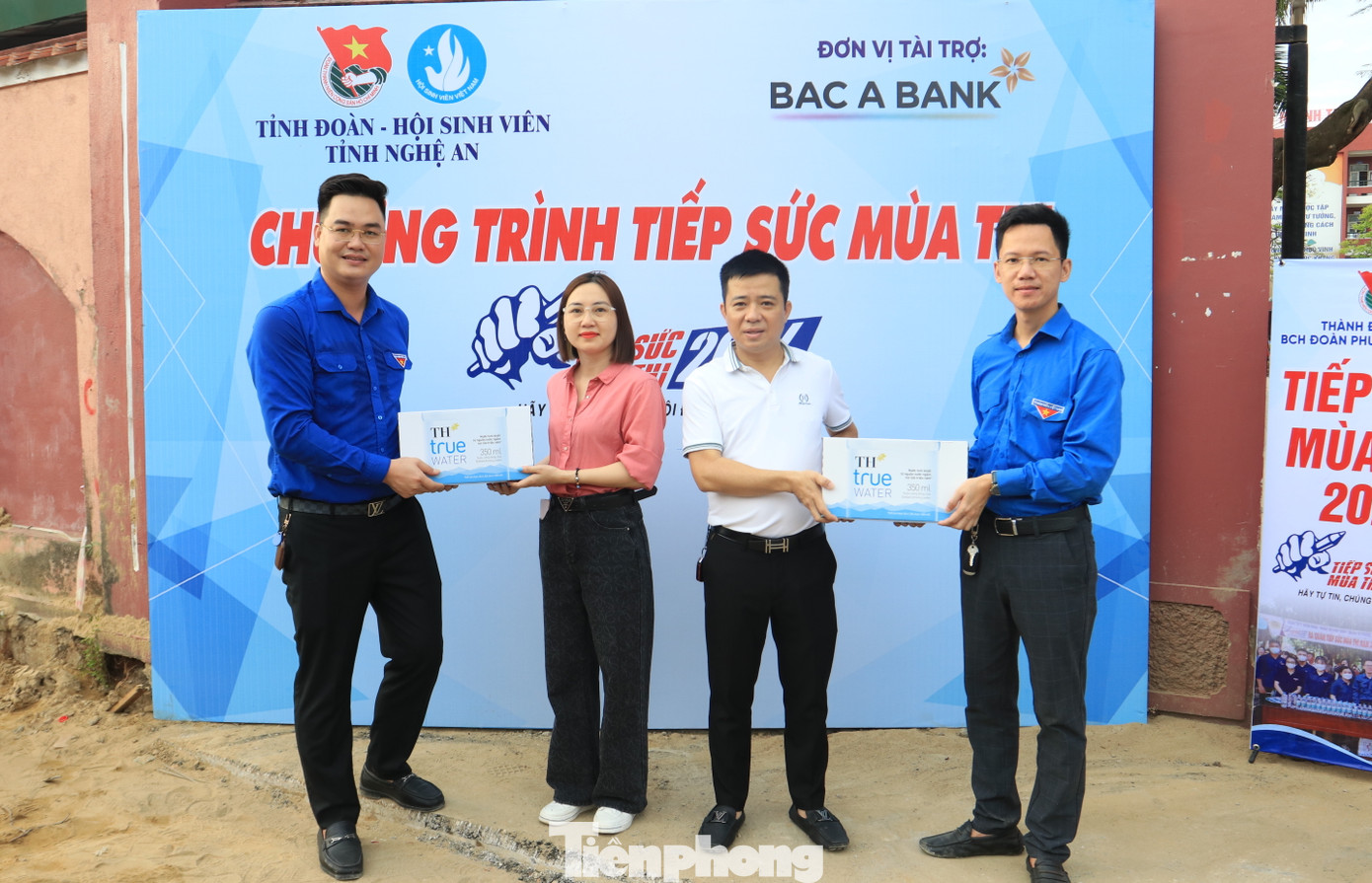 Những món quà, những lời động viên sẽ tiếp thêm sức mạnh cho lực lượng đoàn viên thanh niên vượt nắng mưa hỗ trợ tại các điểm thi, cũng như giúp các em học sinh có thêm động lực, sự tự tin trước khi vào làm bài.