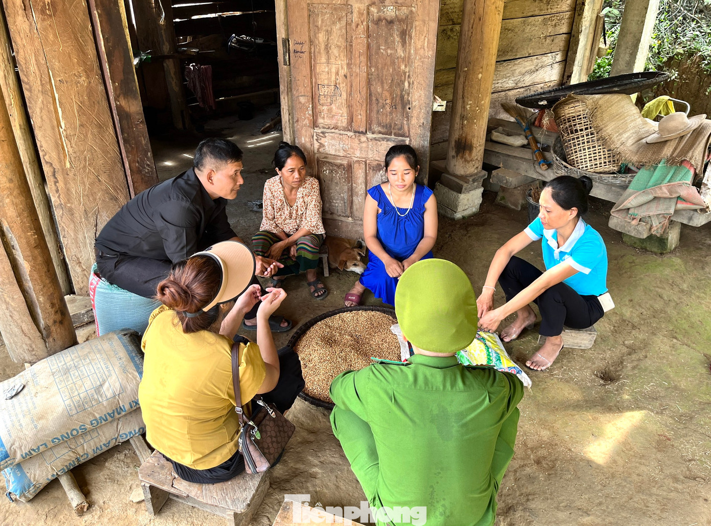 Không chỉ tiếp cận những người đang mang thai để tuyên truyền vận động, tổ công tác còn có nhiệm vụ bảo vệ những bà bầu từ xa khi có đối tượng lạ tiếp cận. “Khi phát hiện những người lạ vào địa bàn, chúng tôi cũng sẽ phối hợp với công an để làm rõ những người này là ai, mục đích của họ là gì? Tránh trường hợp kẻ xấu vào lừa đảo, dụ dỗ phụ nữ đi bán bào thai. Bởi các đối tượng buôn người thường đánh vào tâm lý, kinh tế gia đình của các phụ nữ mang thai. Khi tiếp cận, chúng thường bảo rằng bán con sẽ có một khoản tiền lớn để trang trải và có tiền nuôi con còn lại. Vì thế có người mới đồng ý đi bán con mà không nghĩ”, bà Mùa Y Xài - Chủ tịch Hội Liên hiệp Phụ nữ xã Hữu Kiệm nói.