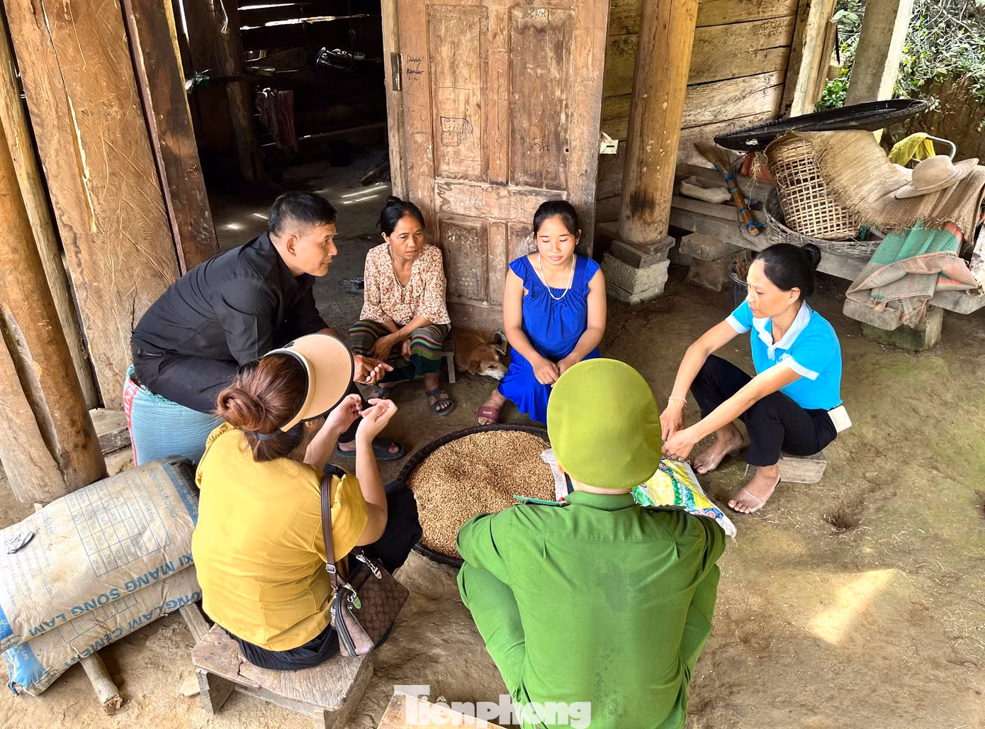 Không chỉ tiếp cận những người đang mang thai để tuyên truyền vận động, tổ công tác còn có nhiệm vụ bảo vệ những bà bầu từ xa khi có đối tượng lạ tiếp cận. “Khi phát hiện những người lạ vào địa bàn, chúng tôi cũng sẽ phối hợp với công an để làm rõ những người này là ai, mục đích của họ là gì? Tránh trường hợp kẻ xấu vào lừa đảo, dụ dỗ phụ nữ đi bán bào thai. Bởi các đối tượng buôn người thường đánh vào tâm lý, kinh tế gia đình của các phụ nữ mang thai. Khi tiếp cận, chúng thường bảo rằng bán con sẽ có một khoản tiền lớn để trang trải và có tiền nuôi con còn lại. Vì thế có người mới đồng ý đi bán con mà không nghĩ”, bà Mùa Y Xài - Chủ tịch Hội Liên hiệp Phụ nữ xã Hữu Kiệm nói. Không chỉ tiếp cận những người đang mang thai để tuyên truyền vận động, tổ công tác còn có nhiệm vụ bảo vệ những bà bầu từ xa khi có đối tượng lạ tiếp cận. “Khi phát hiện những người lạ vào địa bàn, chúng tôi cũng sẽ phối hợp với công an để làm rõ những người này là ai, mục đích của họ là gì? Tránh trường hợp kẻ xấu vào lừa đảo, dụ dỗ phụ nữ đi bán bào thai. Bởi các đối tượng buôn người thường đánh vào tâm lý, kinh tế gia đình của các phụ nữ mang thai. Khi tiếp cận, chúng thường bảo rằng bán con sẽ có một khoản tiền lớn để trang trải và có tiền nuôi con còn lại. Vì thế có người mới đồng ý đi bán con mà không nghĩ”, bà Mùa Y Xài - Chủ tịch Hội Liên hiệp Phụ nữ xã Hữu Kiệm nói.