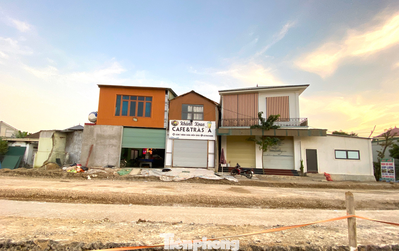 Dự án chậm tiến độ đã ảnh hưởng lớn đến cuộc sống của người dân hai bên đường cũng như các phương tiện tham gia giao thông trên tuyến.