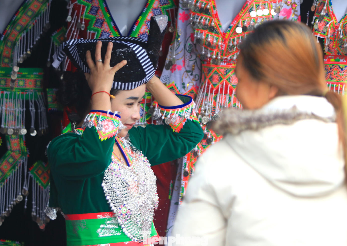 Nhiều thiếu nữ tranh thủ đến chợ chọn mua những bộ trang phục truyền thống để diện vào dịp Tết cổ truyền. Nhiều thiếu nữ tranh thủ đến chợ chọn mua những bộ trang phục truyền thống để diện vào dịp Tết cổ truyền.