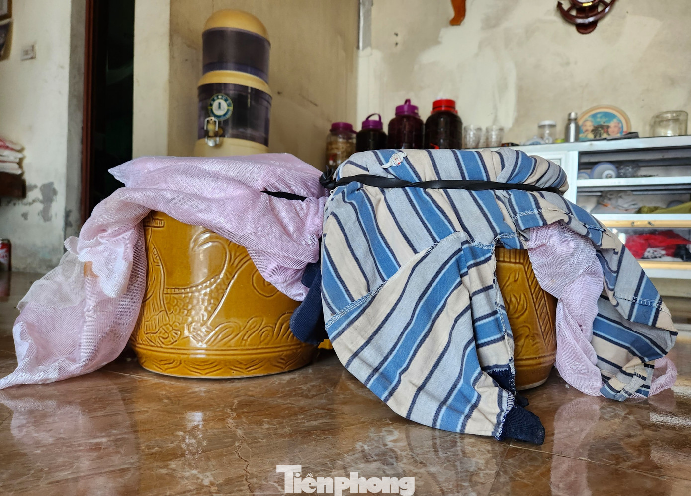 Sau khi làm xong các công đoạn, chị Lan sẽ dùng vải, dây chun buộc chặt miệng hũ rươi để hũ rươi được kín, tránh bị tác động bởi môi trường bên ngoài. Theo kinh nghiệm của chị Lan, chị thường muối rươi vào ban đêm. Vì ban đêm sẽ tránh được gió và các loại côn trùng khác có thể làm hỏng hũ rươi muối.