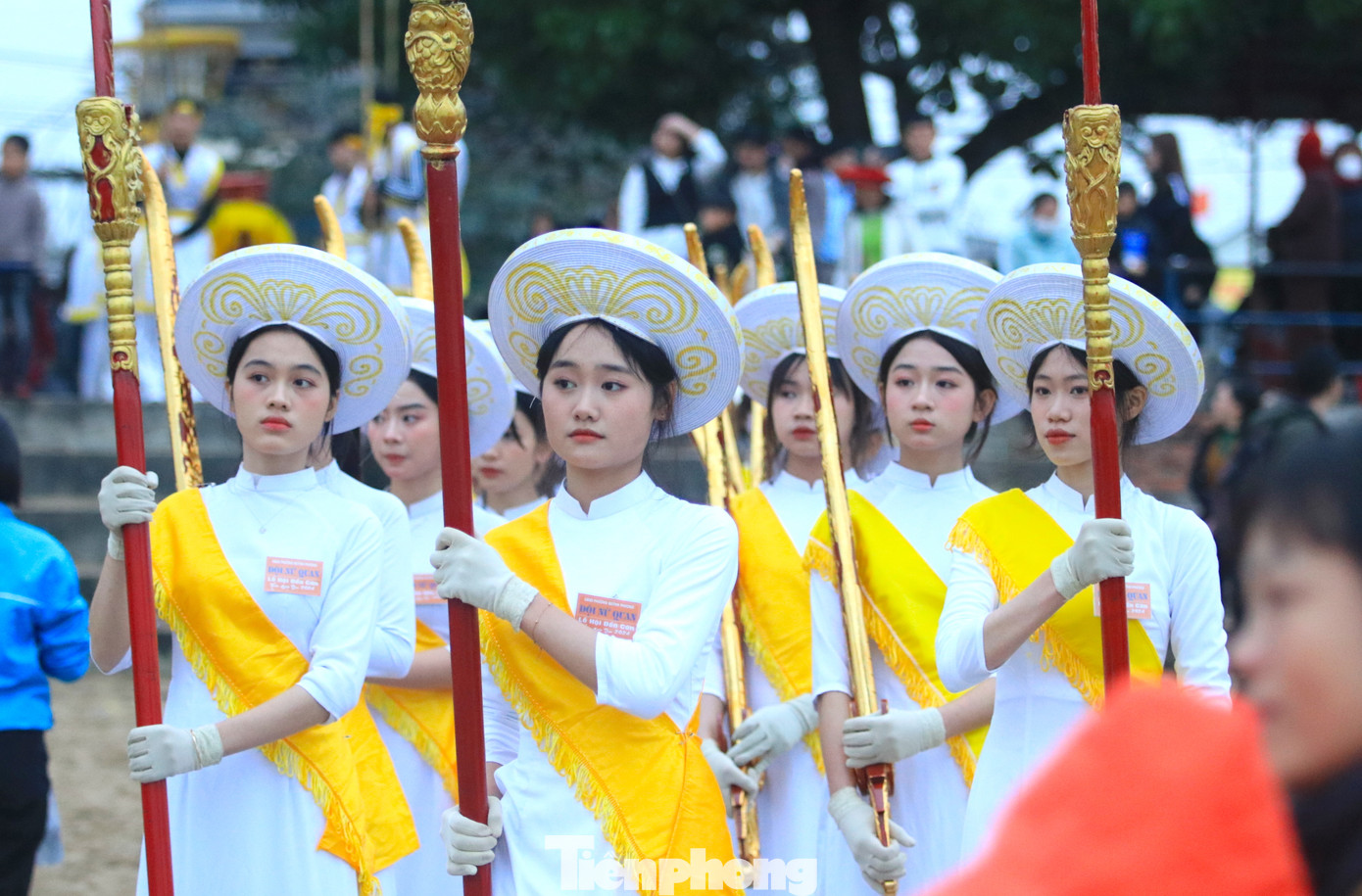 Năm nay, ban tổ chức lễ hội Đền Cờn đã tuyển chọn 23 cô gái là học sinh ở các trường THCS, THPT trên địa bàn, có tuổi đời từ 15-18 tuổi để xếp vào Đội Nữ quan phục vụ nghi lễ. Năm nay, ban tổ chức lễ hội Đền Cờn đã tuyển chọn 23 cô gái là học sinh ở các trường THCS, THPT trên địa bàn, có tuổi đời từ 15-18 tuổi để xếp vào Đội Nữ quan phục vụ nghi lễ.