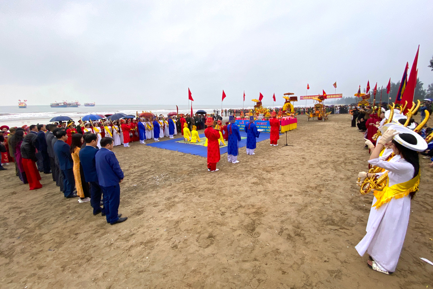 Sáng 18/2/2025 đã diễn ra buổi Lễ Cầu Ngư. Đây là một trong những nghi thức chính và độc đáo của Lễ hội Đền Cờn. Năm nay, Lễ hội Đền Cờn được tổ chức từ ngày 16/2 đến 18/2 tức 19/1 đến 21/1 Tết Ất Tỵ. Sáng 18/2/2025 đã diễn ra buổi Lễ Cầu Ngư. Đây là một trong những nghi thức chính và độc đáo của Lễ hội Đền Cờn. Năm nay, Lễ hội Đền Cờn được tổ chức từ ngày 16/2 đến 18/2 tức 19/1 đến 21/1 Tết Ất Tỵ.