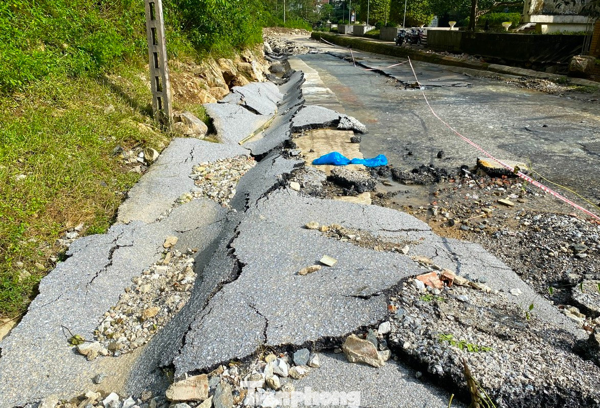 Mặt đường hư hỏng khiến việc đi lại của người dân gặp khó khăn.