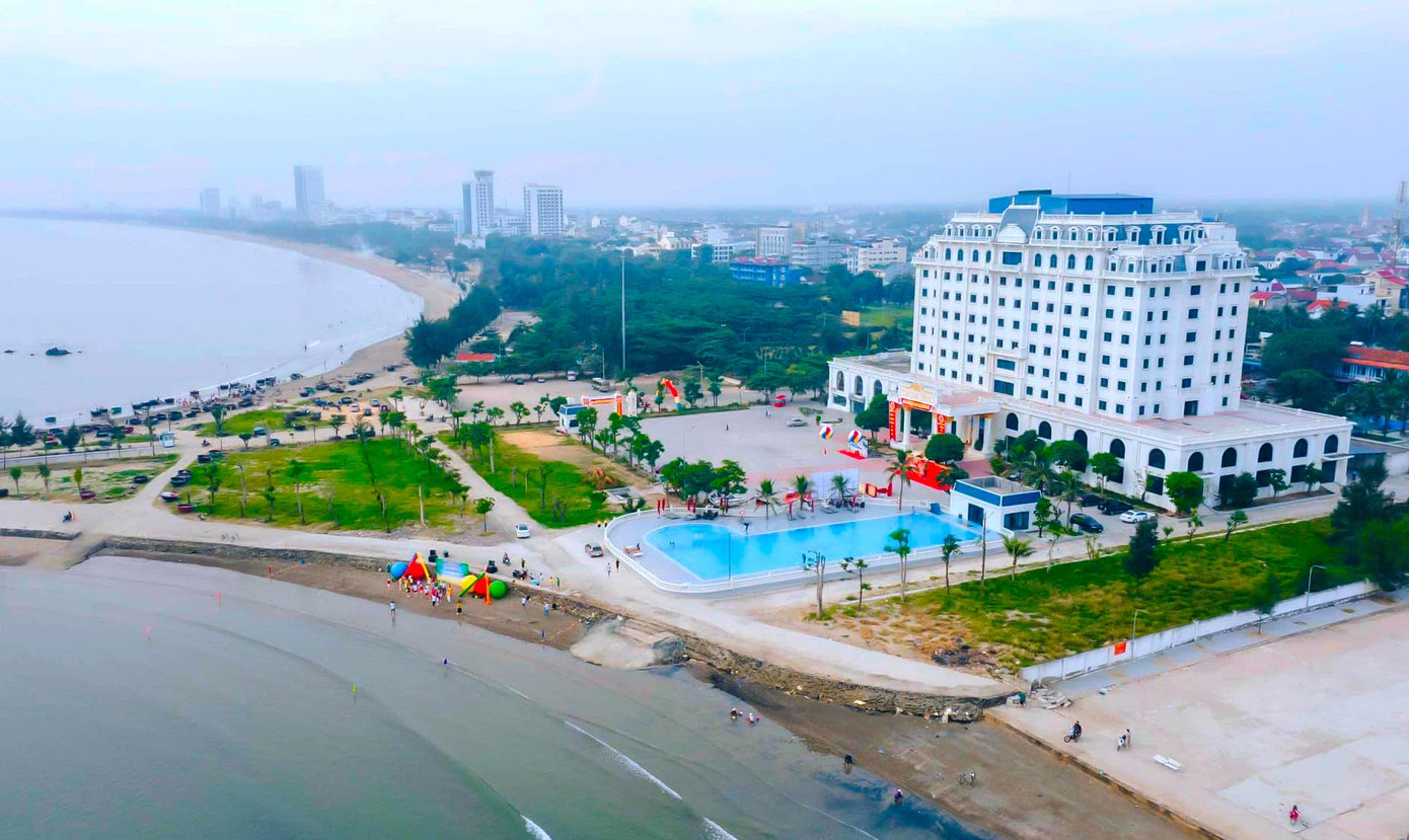 Một số công trình xây dựng trong quy hoạch nhưng có sai phạm như: Bể bơi và sân nghỉ thư giãn chưa có giấy phép xây dựng, một phần diện tích nằm trên chỉ giới đường quy hoạch nội bộ dự án ở phía Bắc và phía Đông công trình với diện tích hơn 200m2; Trạm bơm nước, nhà để trạm bơm chưa có giấy phép xây dựng và sai vị trí quy hoạch; Nhà để máy phát điện chưa có giấy phép xây dựng. (Ảnh: MĐV). Một số công trình xây dựng trong quy hoạch nhưng có sai phạm như: Bể bơi và sân nghỉ thư giãn chưa có giấy phép xây dựng, một phần diện tích nằm trên chỉ giới đường quy hoạch nội bộ dự án ở phía Bắc và phía Đông công trình với diện tích hơn 200m2; Trạm bơm nước, nhà để trạm bơm chưa có giấy phép xây dựng và sai vị trí quy hoạch; Nhà để máy phát điện chưa có giấy phép xây dựng. (Ảnh: MĐV).