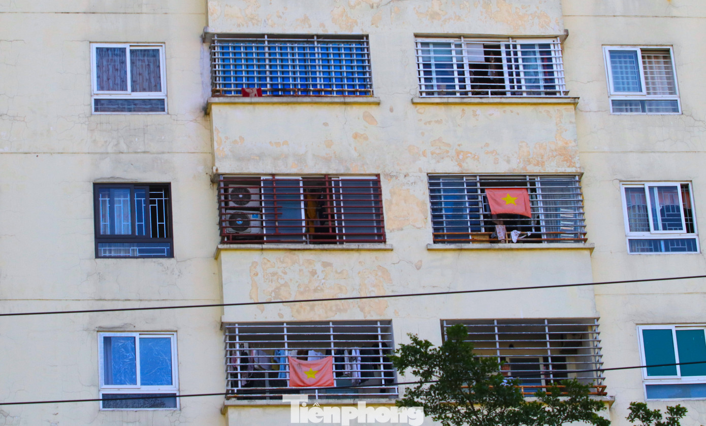 Dọc đường Lê Mao kéo dài có rất nhiều tòa chung cư, nhà cao tầng. Đa số các gia đình đều thiết kế thêm các song sắt kiên cố để chống trộm và tăng thêm diện tích sử dụng.