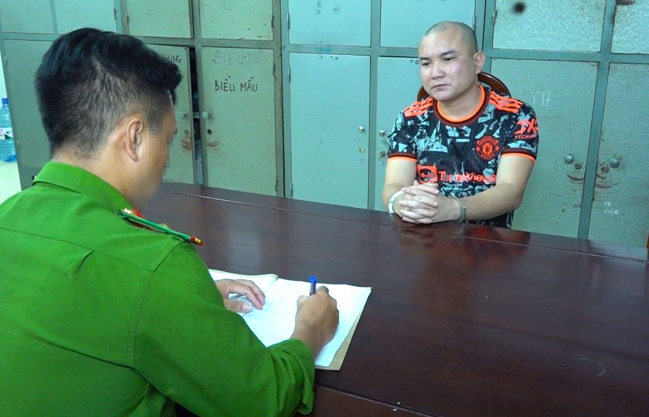 Đối tượng Nguyễn Ánh Dương tại cơ quan công an.