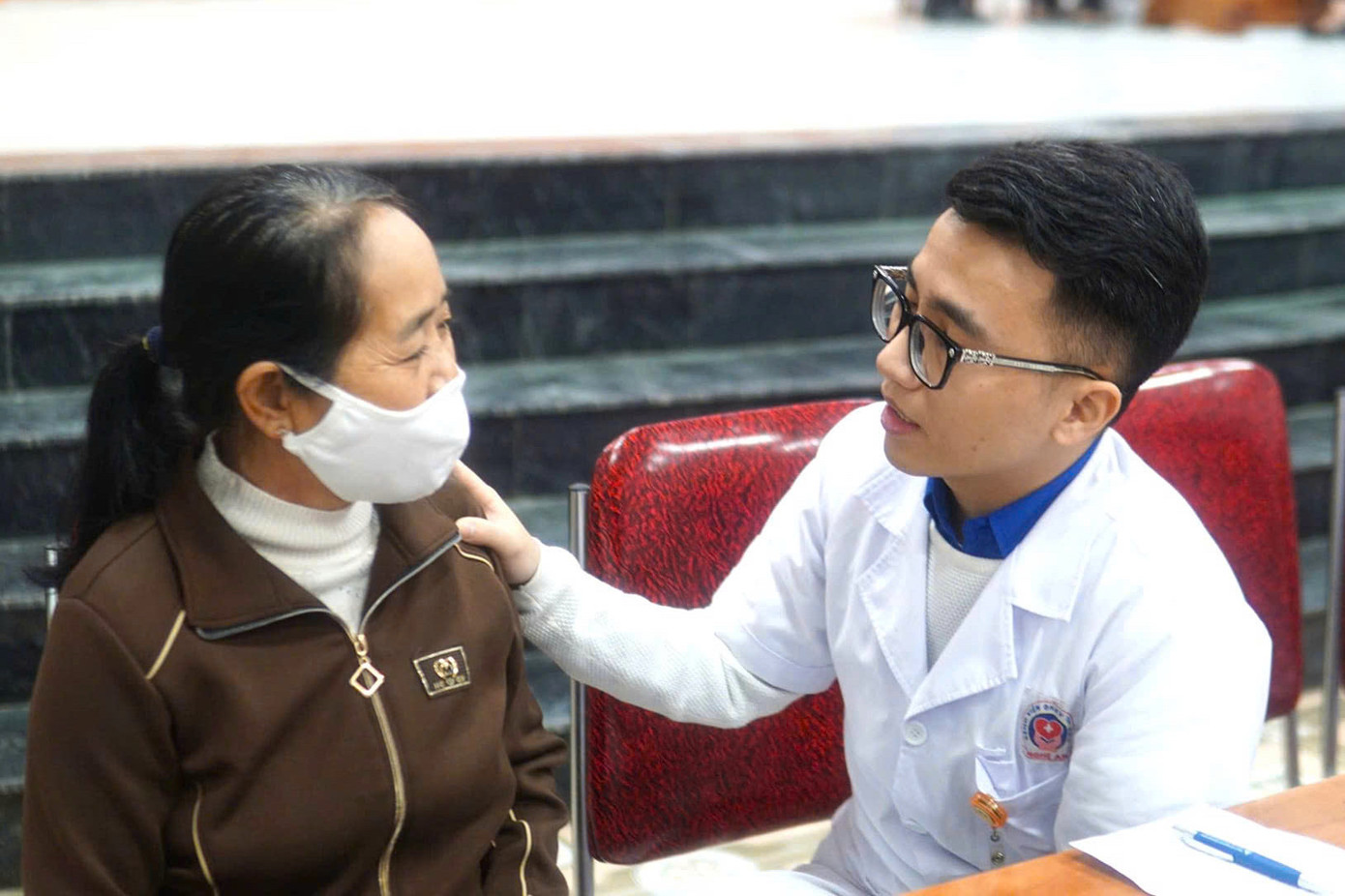 Người dân được tư vấn chăm sóc sức khỏe. Người dân được tư vấn chăm sóc sức khỏe.