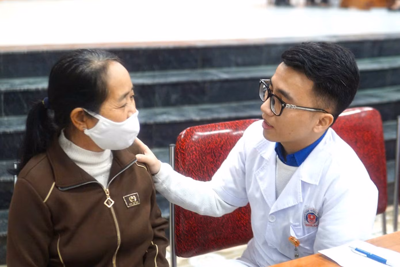 Người dân được tư vấn chăm sóc sức khỏe.