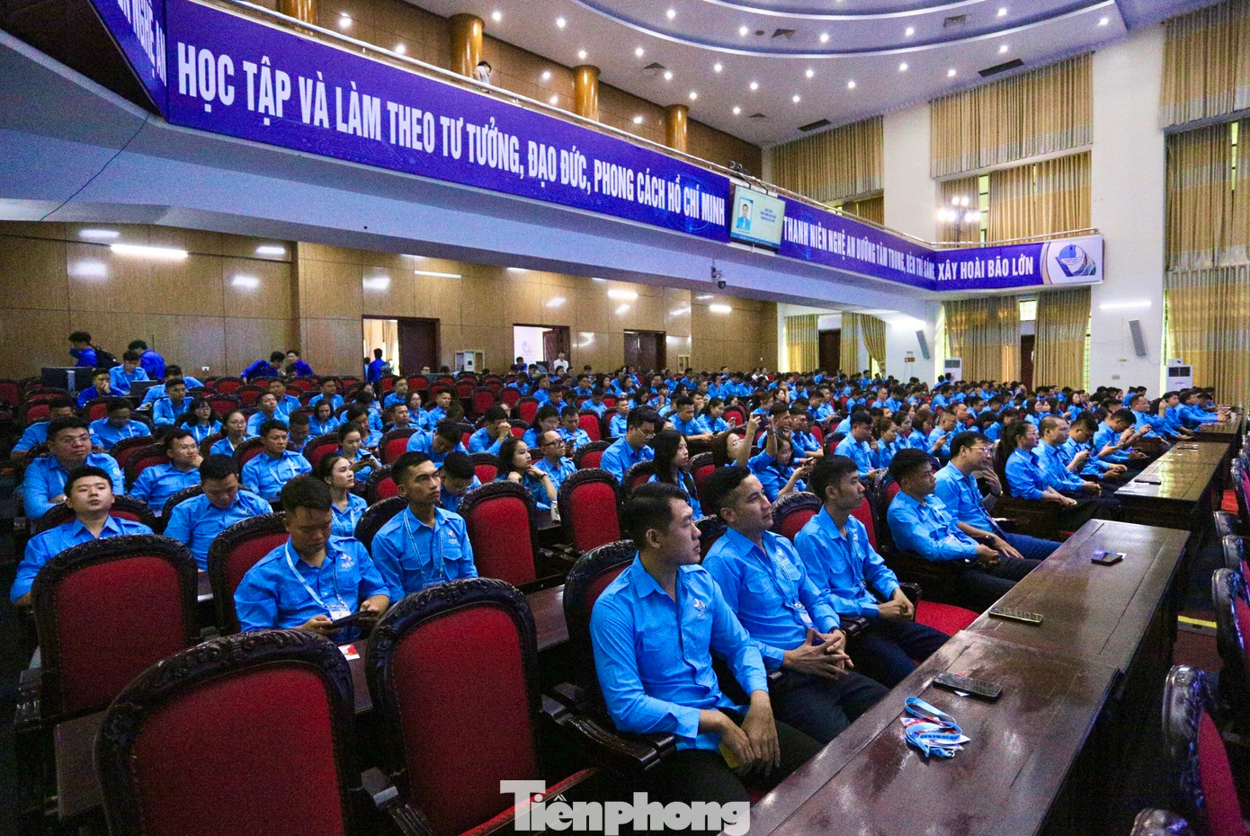 Cùng 260 đại biểu chính thức tham dự Đại hội.