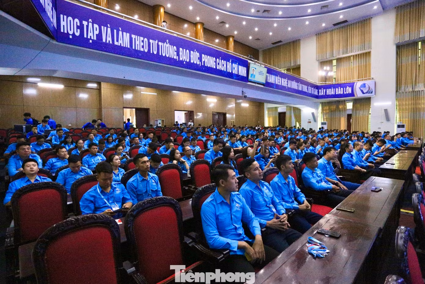 Cùng 260 đại biểu chính thức tham dự Đại hội.