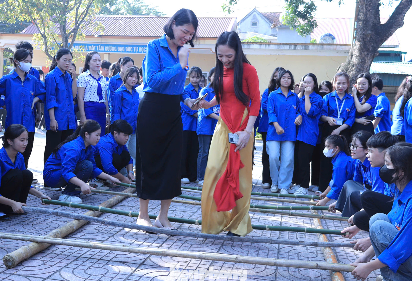 Các đại biểu, khách mời và đoàn viên thanh niên tham gia múa sạp tại diễn đàn.