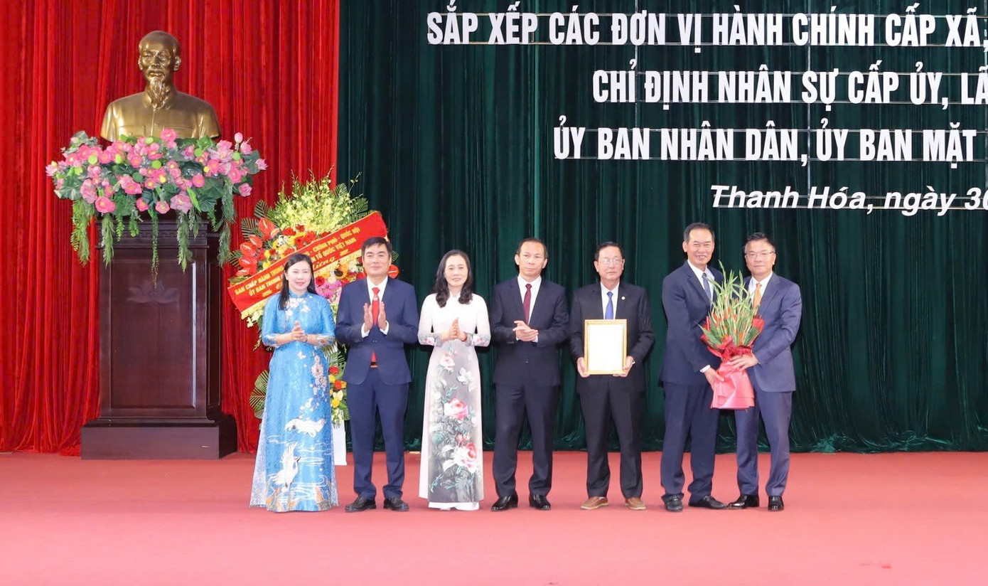 Phó Thủ tướng Chính phủ Lê Thành Long trao quyết định cho thường trực tỉnh Thanh Hóa. Phó Thủ tướng Chính phủ Lê Thành Long trao quyết định cho thường trực tỉnh Thanh Hóa.