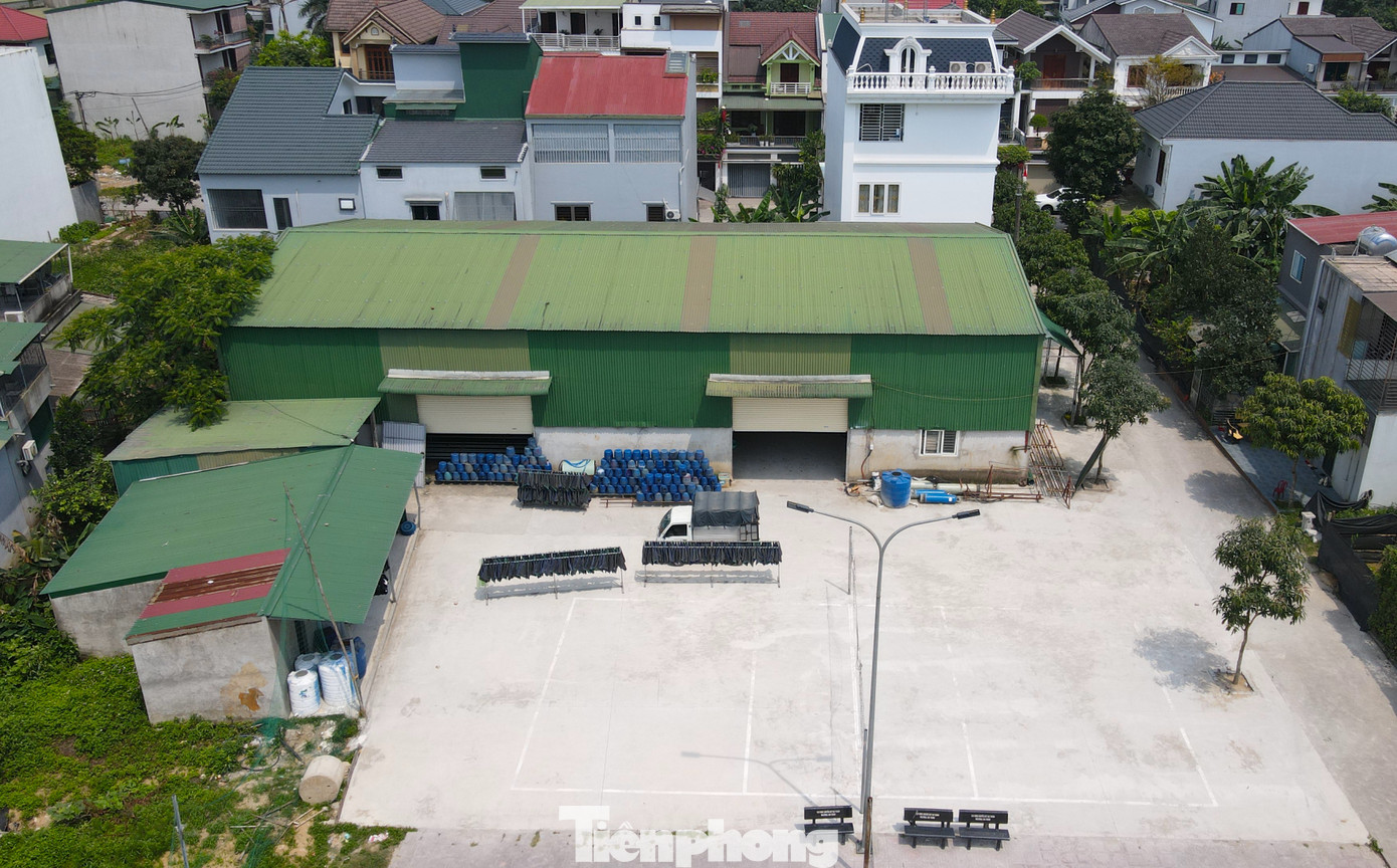 Cơ sở sản xuất giá đỗ này thuê lại nhà kho rộng hàng nghìn mét vuông ở phường Trung Đô. Người dân địa phương cho hay, thường ngày họ chỉ biết các nhân viên sản xuất giá đỗ chứ không biết việc sử dụng hóa chất. Đến khi cơ quan công an triệt phá, người dân mới giật mình lo sợ. Cơ sở sản xuất giá đỗ này thuê lại nhà kho rộng hàng nghìn mét vuông ở phường Trung Đô. Người dân địa phương cho hay, thường ngày họ chỉ biết các nhân viên sản xuất giá đỗ chứ không biết việc sử dụng hóa chất. Đến khi cơ quan công an triệt phá, người dân mới giật mình lo sợ.