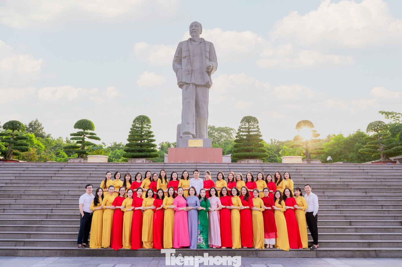 "Bóng hồng" Bệnh viện Ung bướu Nghệ An chụp ảnh dưới chân tượng đài Bác tại Quảng trường Hồ Chí Minh.