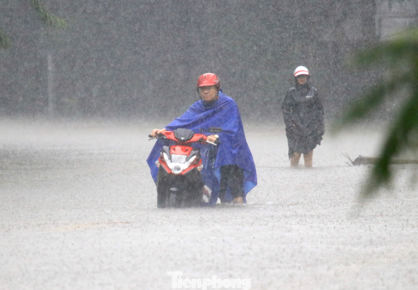 Nhiều xe máy đi trên đường Duy Tân (phường Hưng Dũng) chết máy nên phải dắt bộ.