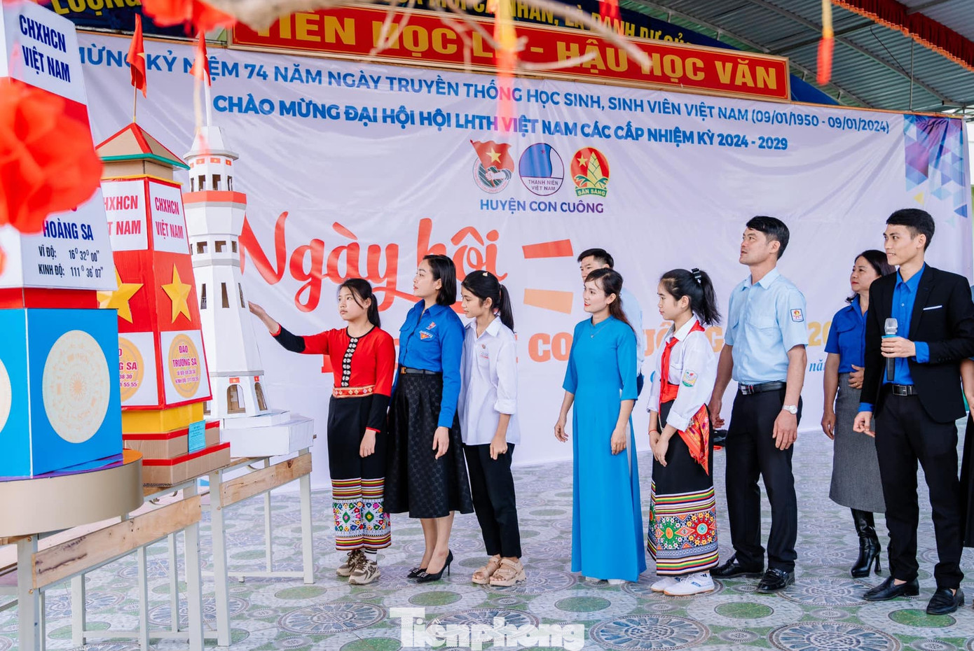 Các đại biểu tham quan, chiêm ngưỡng những cột mốc chủ quyền Việt Nam do các em học sinh thiết kế trong Ngày hội truyền thống học sinh, sinh viên.