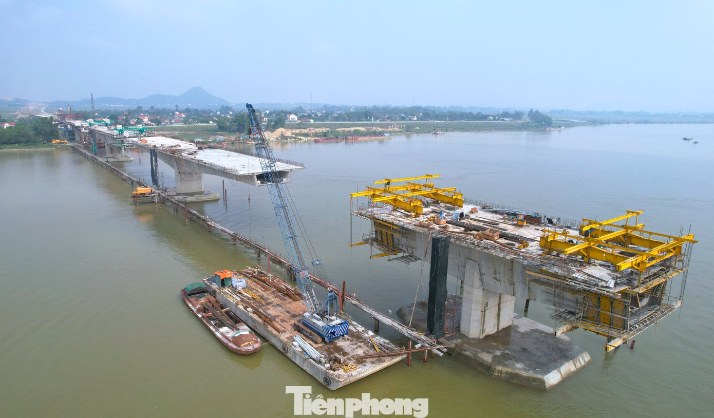 Theo đại diện doanh nghiệp dự án, phần khó nhất trong thi công cầu Hưng Đức là quá trình triển khai đổ bê tông mố cầu ở dưới lòng sông. Bởi sông Lam có lòng sâu, nước lớn. Nếu thi công không kịp kế hoạch thì nước lũ trên sông về sẽ ảnh hưởng rất lớn đến việc thi công. Theo đại diện doanh nghiệp dự án, phần khó nhất trong thi công cầu Hưng Đức là quá trình triển khai đổ bê tông mố cầu ở dưới lòng sông. Bởi sông Lam có lòng sâu, nước lớn. Nếu thi công không kịp kế hoạch thì nước lũ trên sông về sẽ ảnh hưởng rất lớn đến việc thi công.
