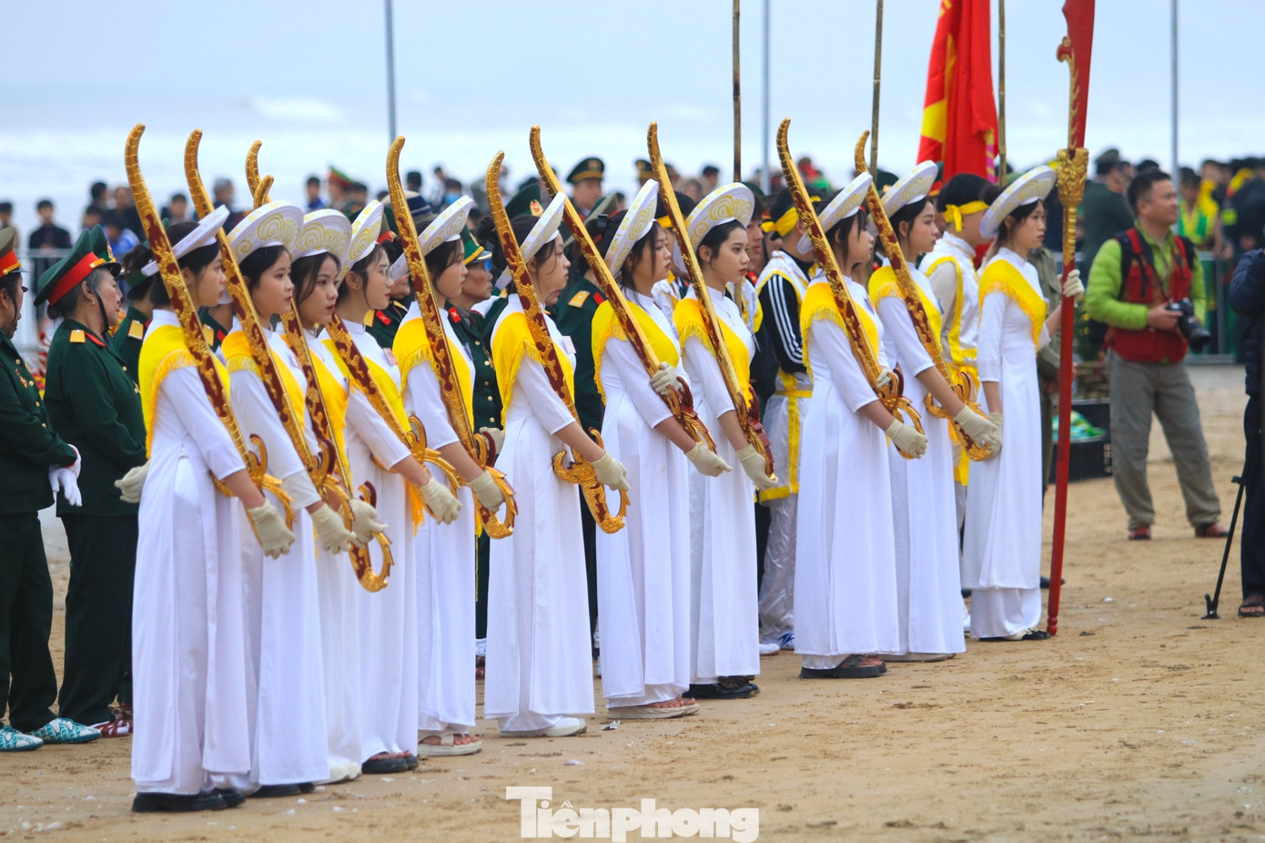 23 cô gái đứng xếp thành hàng còn tạo ra sự đặc biệt và ấn tượng cho lễ hội.. 23 cô gái đứng xếp thành hàng còn tạo ra sự đặc biệt và ấn tượng cho lễ hội..