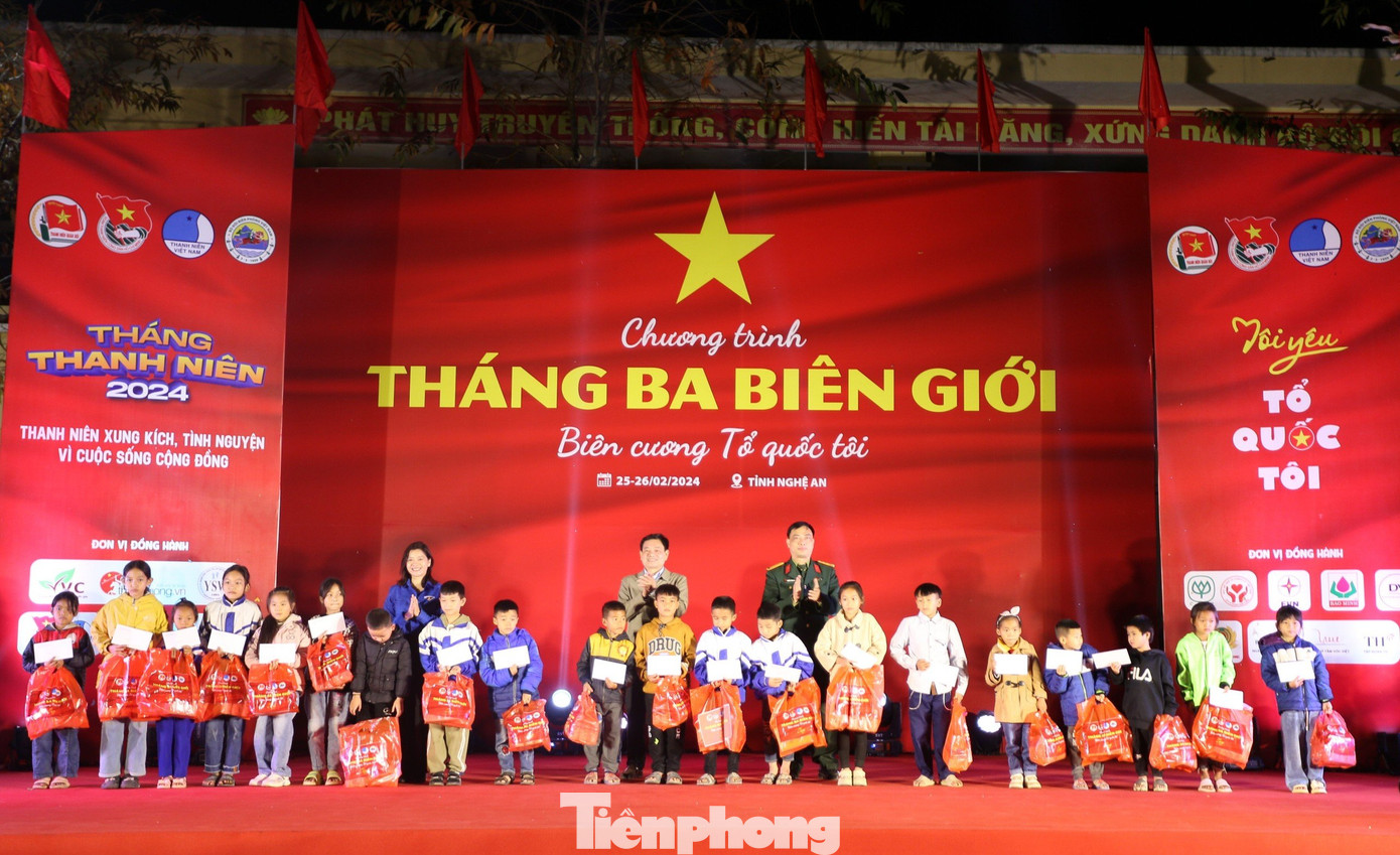 Ban tổ chức trao tặng những phần quà ý nghĩa đến người dân, các em học sinh có hoàn cảnh khó khăn.