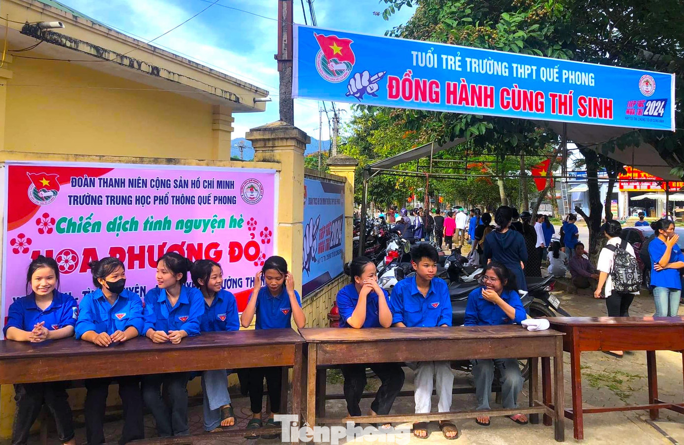 Cụ thể, tại các huyện, thành, thị sẽ thành lập các đội hình tình nguyện, hỗ trợ các thí sinh trước, trong và sau khi kết thúc kỳ thi như: hỗ trợ các thí sinh ôn luyện trước kỳ thi; xây dựng các đội hình tình nguyện để hỗ trợ các thí sinh trước cổng trường, hỗ trợ thí sinh làm thủ tục thi, tổ chức đưa đón, bố trí địa điểm trọ miễn phí; Hỗ trợ các thí sinh làm thủ tục nhập học sau khi có kết quả thi.