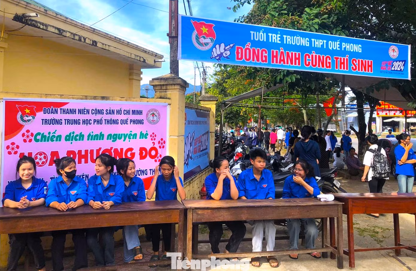 Cụ thể, tại các huyện, thành, thị sẽ thành lập các đội hình tình nguyện, hỗ trợ các thí sinh trước, trong và sau khi kết thúc kỳ thi như: hỗ trợ các thí sinh ôn luyện trước kỳ thi; xây dựng các đội hình tình nguyện để hỗ trợ các thí sinh trước cổng trường, hỗ trợ thí sinh làm thủ tục thi, tổ chức đưa đón, bố trí địa điểm trọ miễn phí; Hỗ trợ các thí sinh làm thủ tục nhập học sau khi có kết quả thi.