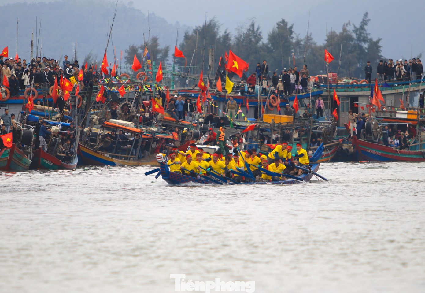 Trên sông, các đội đua hết mình chèo để dành chiến thắng. Trên sông, các đội đua hết mình chèo để dành chiến thắng.