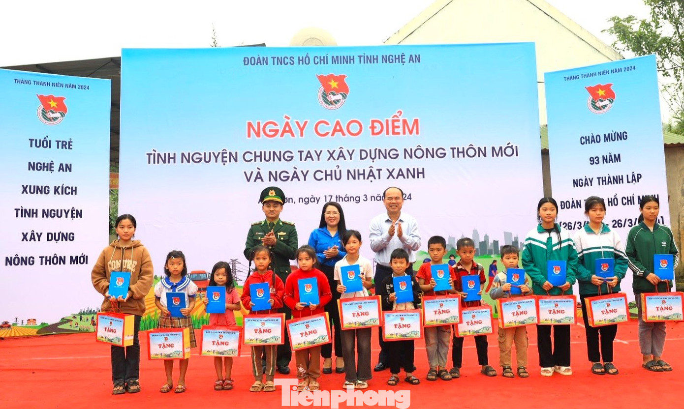 Chị Nguyễn Thị Phương Thúy - Phó Bí thư thường trực Tỉnh Đoàn Nghệ An trao tặng 20 suất quà cho 20 thiếu nhi, gia đình có hoàn cảnh khó khăn của thôn bãi Lim (xã Phúc Sơn). Chị Nguyễn Thị Phương Thúy - Phó Bí thư thường trực Tỉnh Đoàn Nghệ An trao tặng 20 suất quà cho 20 thiếu nhi, gia đình có hoàn cảnh khó khăn của thôn bãi Lim (xã Phúc Sơn).