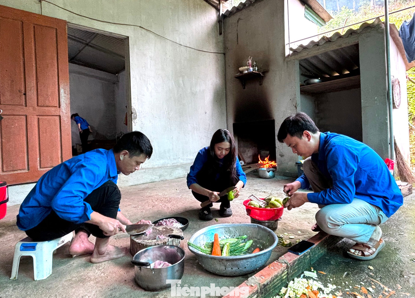 Nhằm động viên, chia sẻ những khó khăn nhọc nhằn mà lực lượng thi công cột điện cao thế 500kV đang phải trải qua, các đoàn viên thanh niên xã Khánh Sơn (huyện Nam Đàn) cùng cán bộ Tỉnh Đoàn Nghệ An tổ chức nấu bữa cơm công trường tình nguyện.