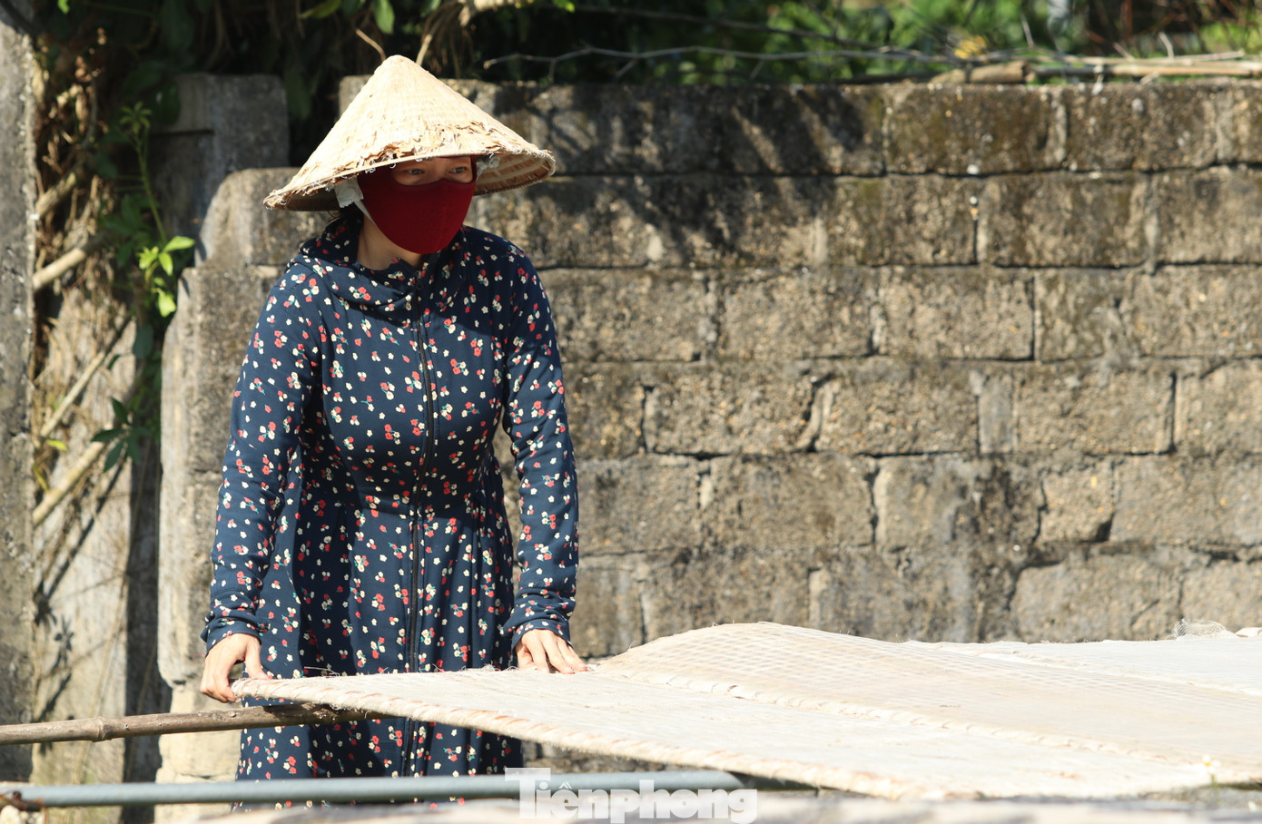 Vừa đưa những giàn bánh ra phơi nắng, chị Trần Thị Lan (45 tuổi) chia sẻ: "Tết là lúc bận rộn nhất vì đơn hàng nhiều. Nhưng cũng vất vả. Làm luôn tay luôn chân, vất vả lắm". Vừa đưa những giàn bánh ra phơi nắng, chị Trần Thị Lan (45 tuổi) chia sẻ: "Tết là lúc bận rộn nhất vì đơn hàng nhiều. Nhưng cũng vất vả. Làm luôn tay luôn chân, vất vả lắm".