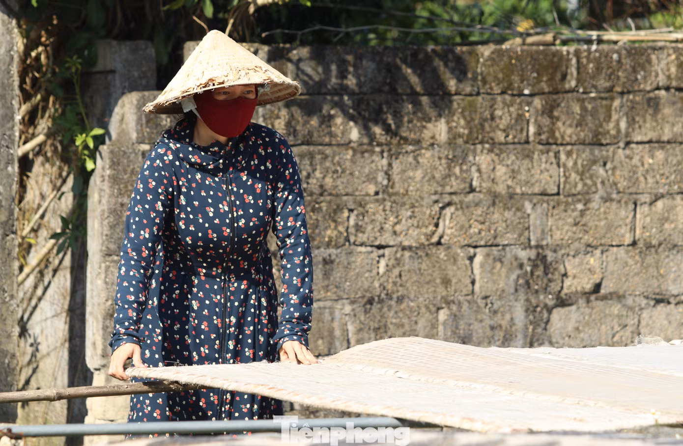 Vừa đưa những giàn bánh ra phơi nắng, chị Trần Thị Lan (45 tuổi) chia sẻ: "Tết là lúc bận rộn nhất vì đơn hàng nhiều. Nhưng cũng vất vả. Làm luôn tay luôn chân, vất vả lắm". Vừa đưa những giàn bánh ra phơi nắng, chị Trần Thị Lan (45 tuổi) chia sẻ: "Tết là lúc bận rộn nhất vì đơn hàng nhiều. Nhưng cũng vất vả. Làm luôn tay luôn chân, vất vả lắm".