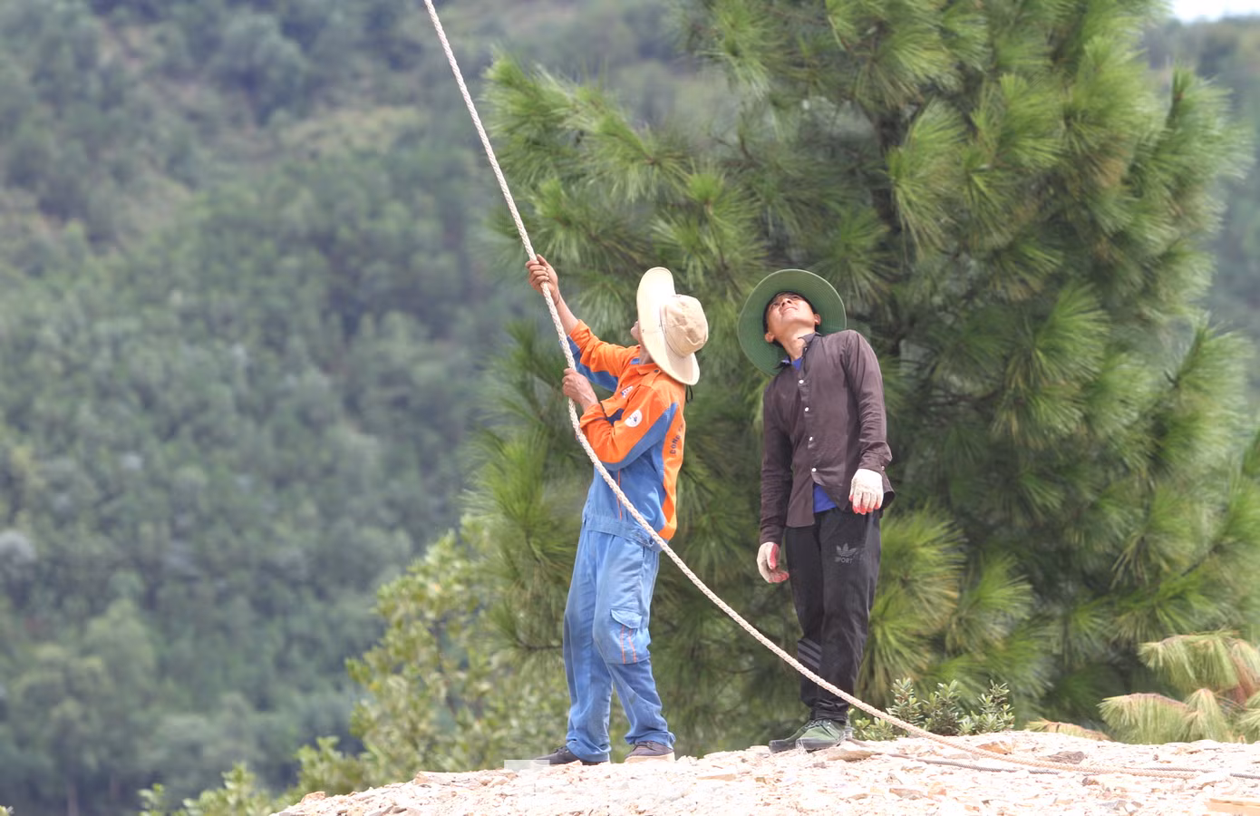 Từng nhóm thợ chia nhau làm việc nhiều công đoạn ở trên cao và dưới đất nên các công nhân phải liên lạc với nhau qua bộ đàm. "Chúng tôi phải liên tục nhìn lên trên cao để phối hợp với các công nhân trên đỉnh cột làm cho đúng và chính xác. Những hôm nắng to, nhìn ngược lên trời một lúc là hoa cả mắt", anh Quàng Văn Quân (SN 1988, trú tỉnh Điện Biên) chia sẻ.