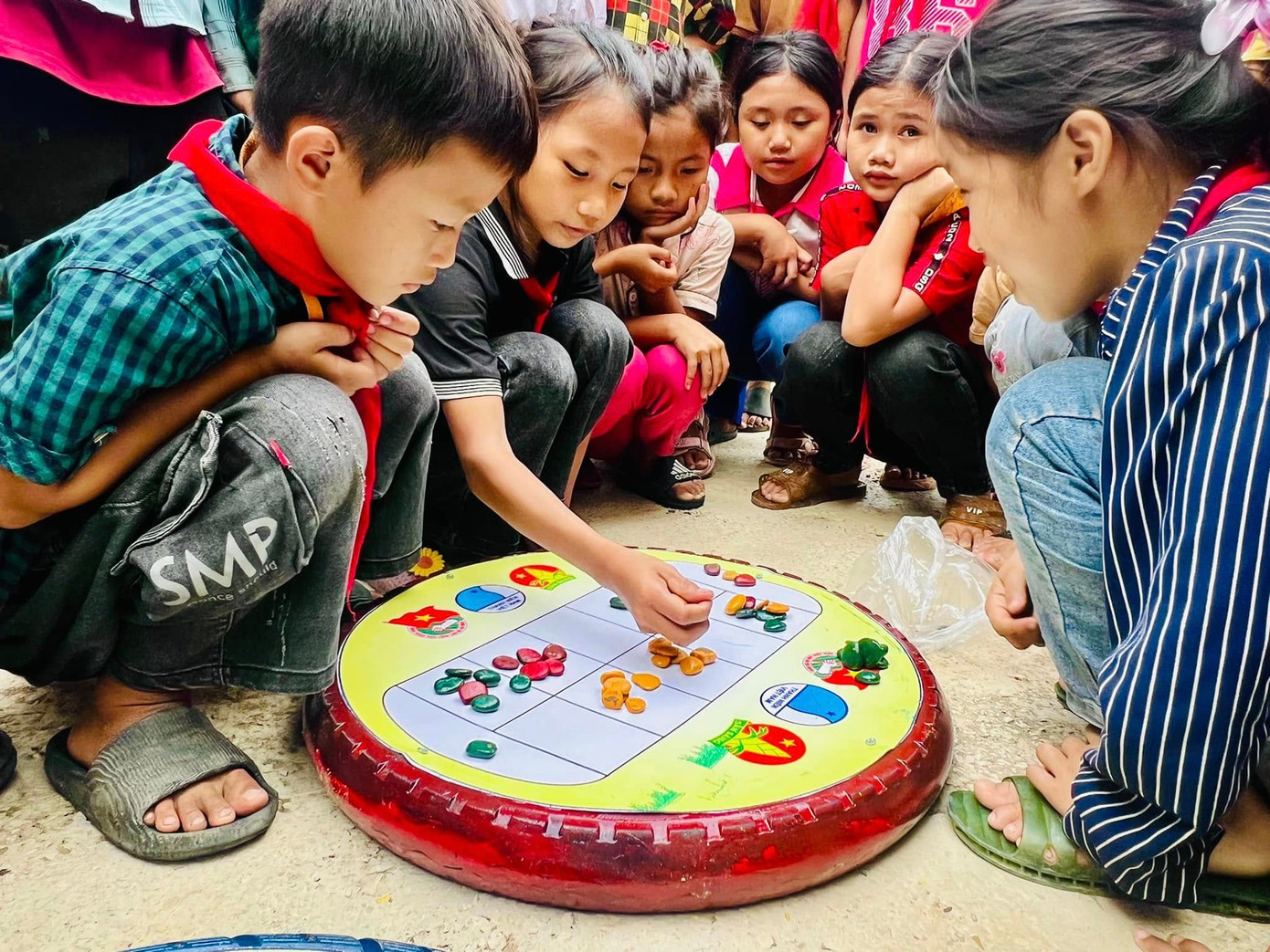 Ngoài cờ vua, các em học sinh còn chơi những trò chơi dân gian như chơi ô ăn quan, chơi ù...