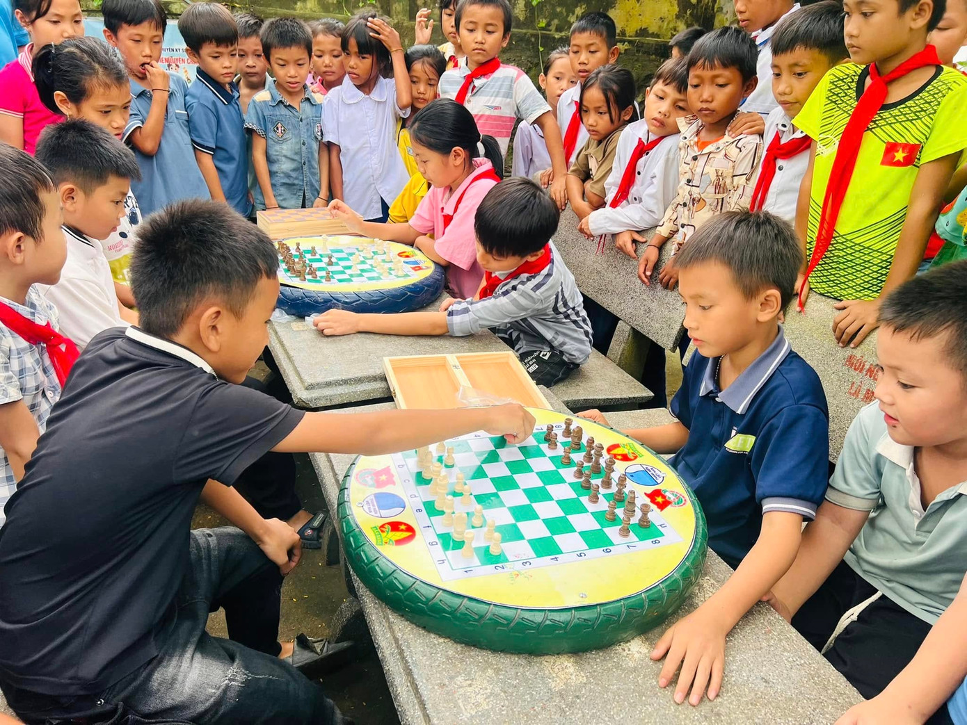 Để hưởng ứng tốt cuộc vận động của ngành giáo dục Nghệ An “nói không với điện thoại trong trường học”, các cấp bộ đoàn trên địa bàn tỉnh Nghệ An cũng dành tặng nhiều phần quà, các bộ trò chơi, cờ vua cho các em học sinh trong trường vui chơi.Trong ảnh, các em học sinh Trường Phổ thông Dân tộc Bán trú tiểu học Hữu Kiệm (huyện Kỳ Sơn) lại tập trung ra các bàn ghế đá để chơi cờ vua.