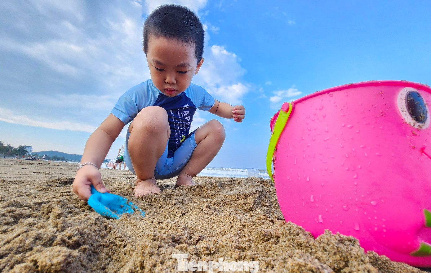 Những em nhỏ say mê chơi đùa với cát biển Cửa Lò.