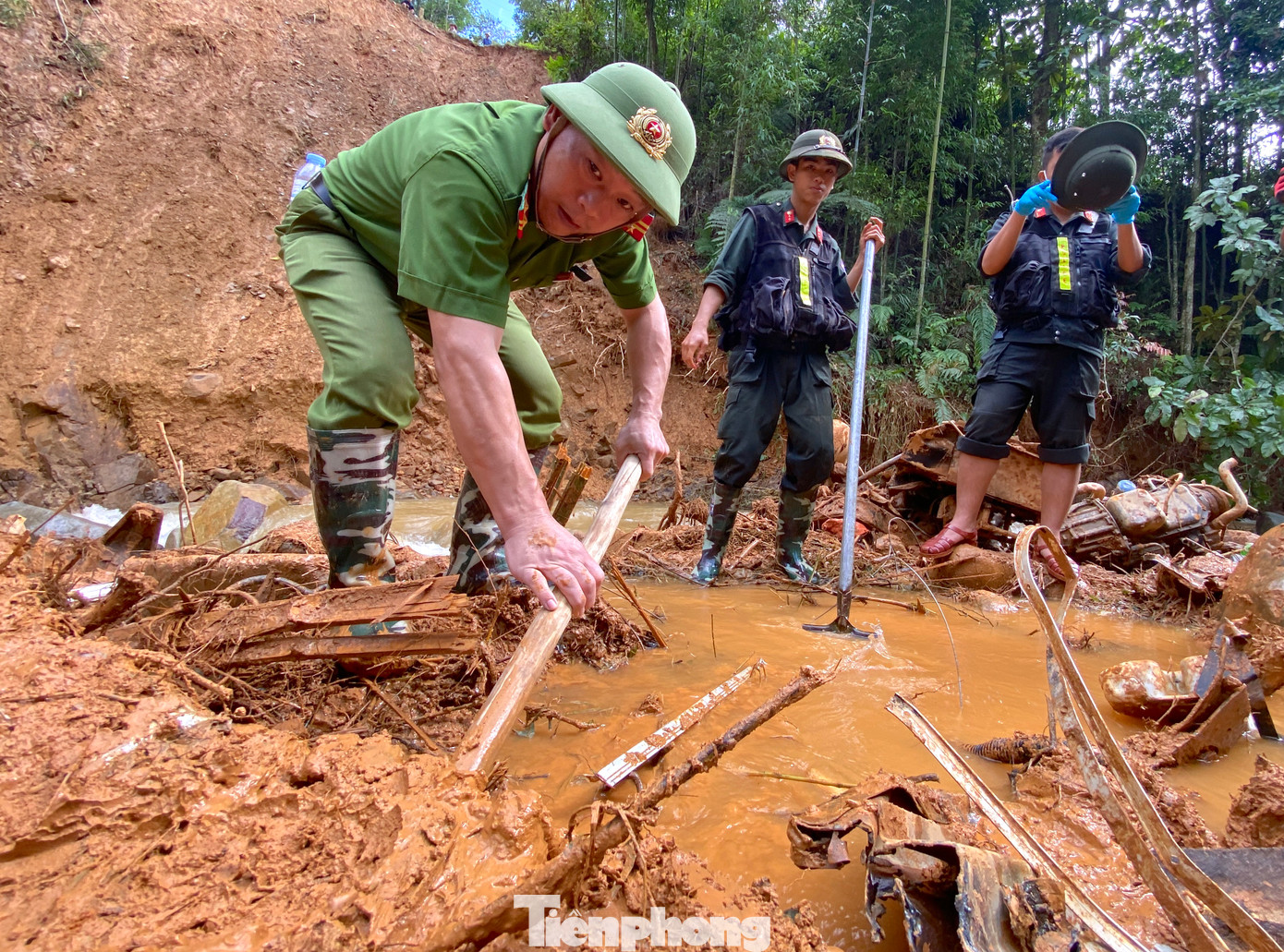 Lực lượng công an liên tục dùng xẻng, cuốc đào bớt lớp đất đá vùi lên xe khách.