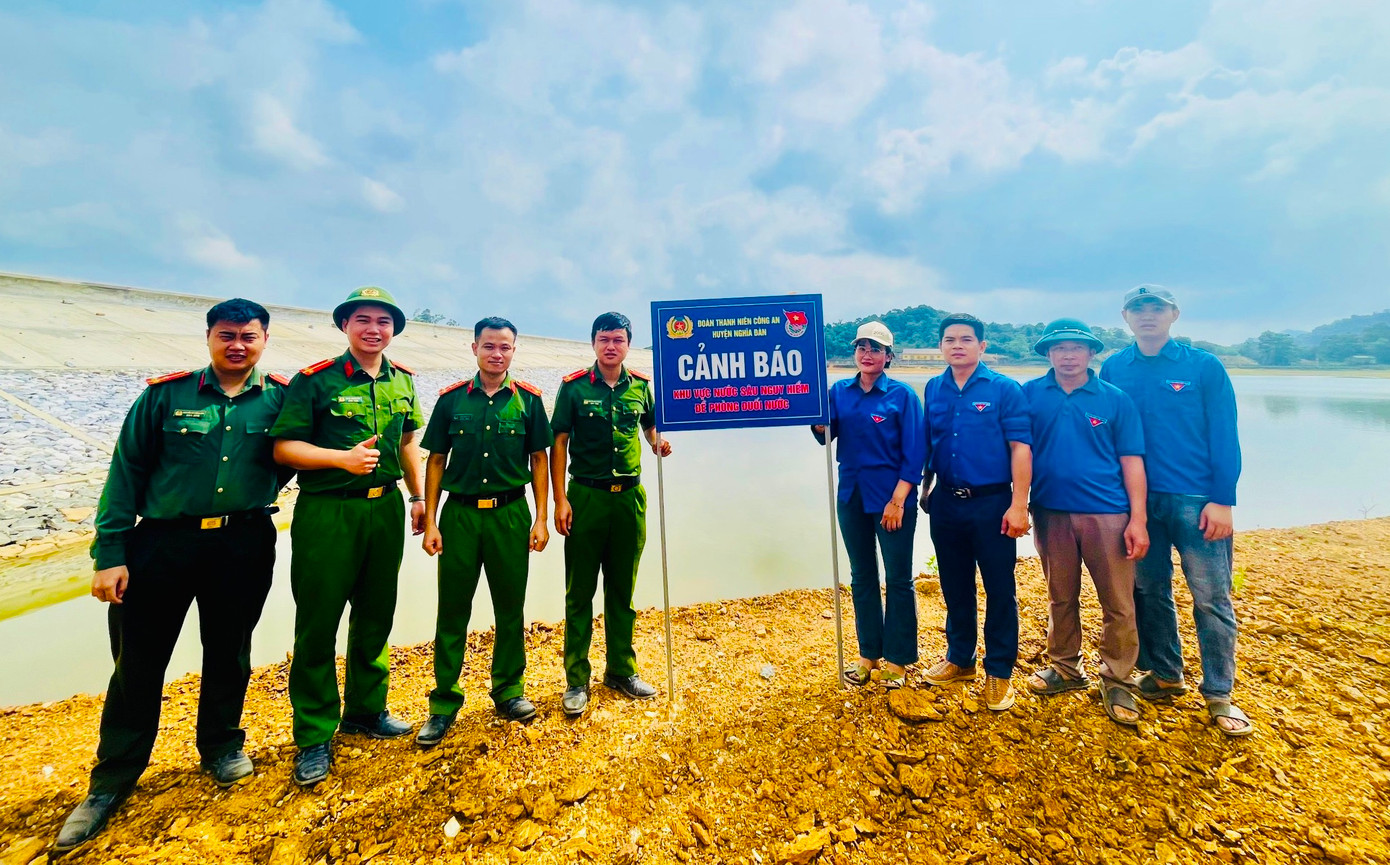 Tại huyện Nghĩa Đàn (Nghệ An), các đoàn viên thanh niên phối hợp với Chi Đoàn Công an huyện tổ chức cắm biển cảnh báo đuối nước tại các khu vực sông, hồ đập nước sâu, có nguy cơ xảy ra đuối nước. Tại huyện Nghĩa Đàn (Nghệ An), các đoàn viên thanh niên phối hợp với Chi Đoàn Công an huyện tổ chức cắm biển cảnh báo đuối nước tại các khu vực sông, hồ đập nước sâu, có nguy cơ xảy ra đuối nước.