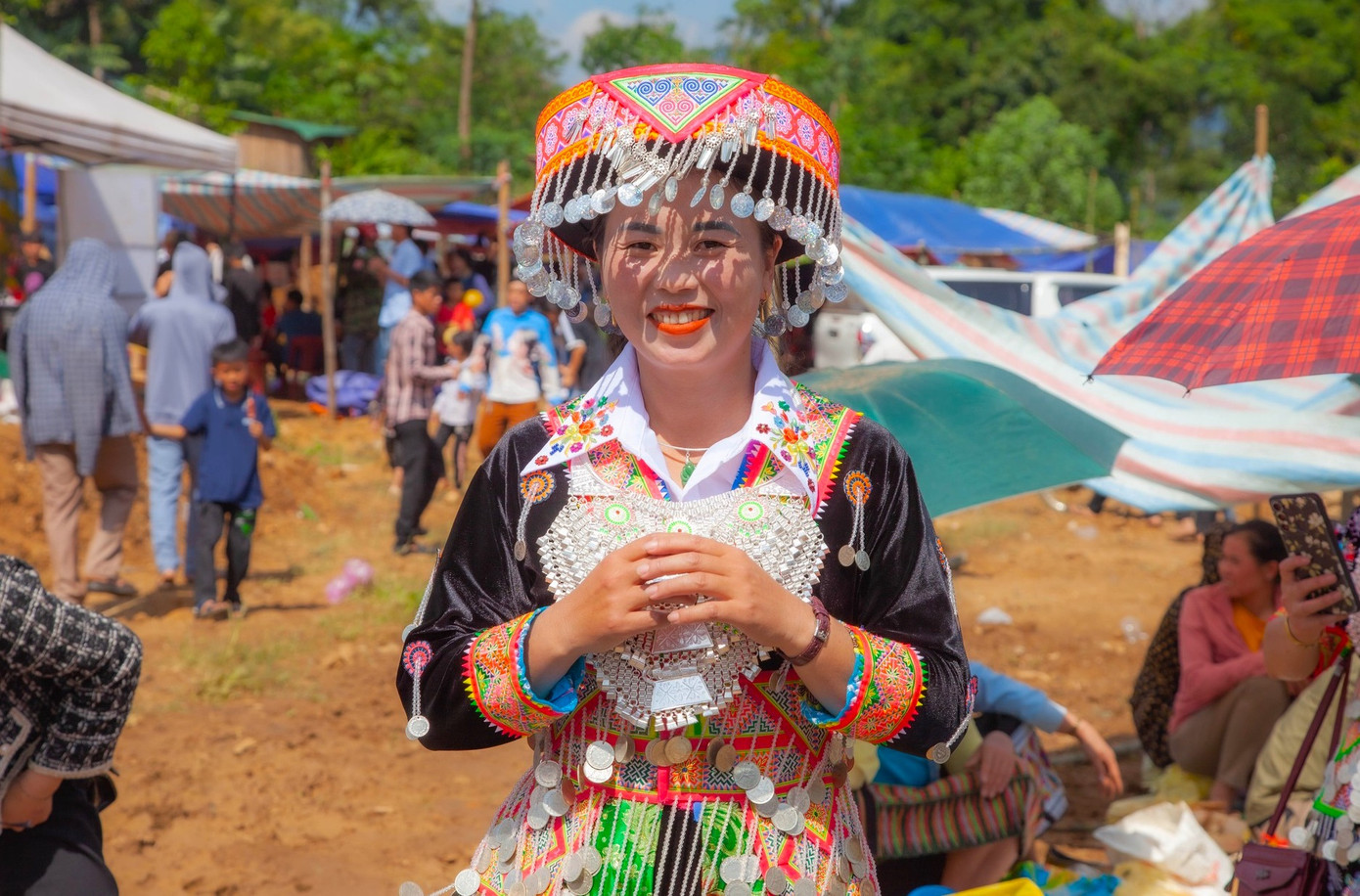 Đến với chợ phiên, du khách dễ dàng bắt gặp những cô gái Mông xinh tươi với trang phục truyền thống rực rỡ. Trên những bộ trang phục này luôn có những đồng bạc, dây bạc trang trí xung quanh tạo nên một vẻ đẹp lấp lánh, thu hút người nhìn. Đến với chợ phiên, du khách dễ dàng bắt gặp những cô gái Mông xinh tươi với trang phục truyền thống rực rỡ. Trên những bộ trang phục này luôn có những đồng bạc, dây bạc trang trí xung quanh tạo nên một vẻ đẹp lấp lánh, thu hút người nhìn.