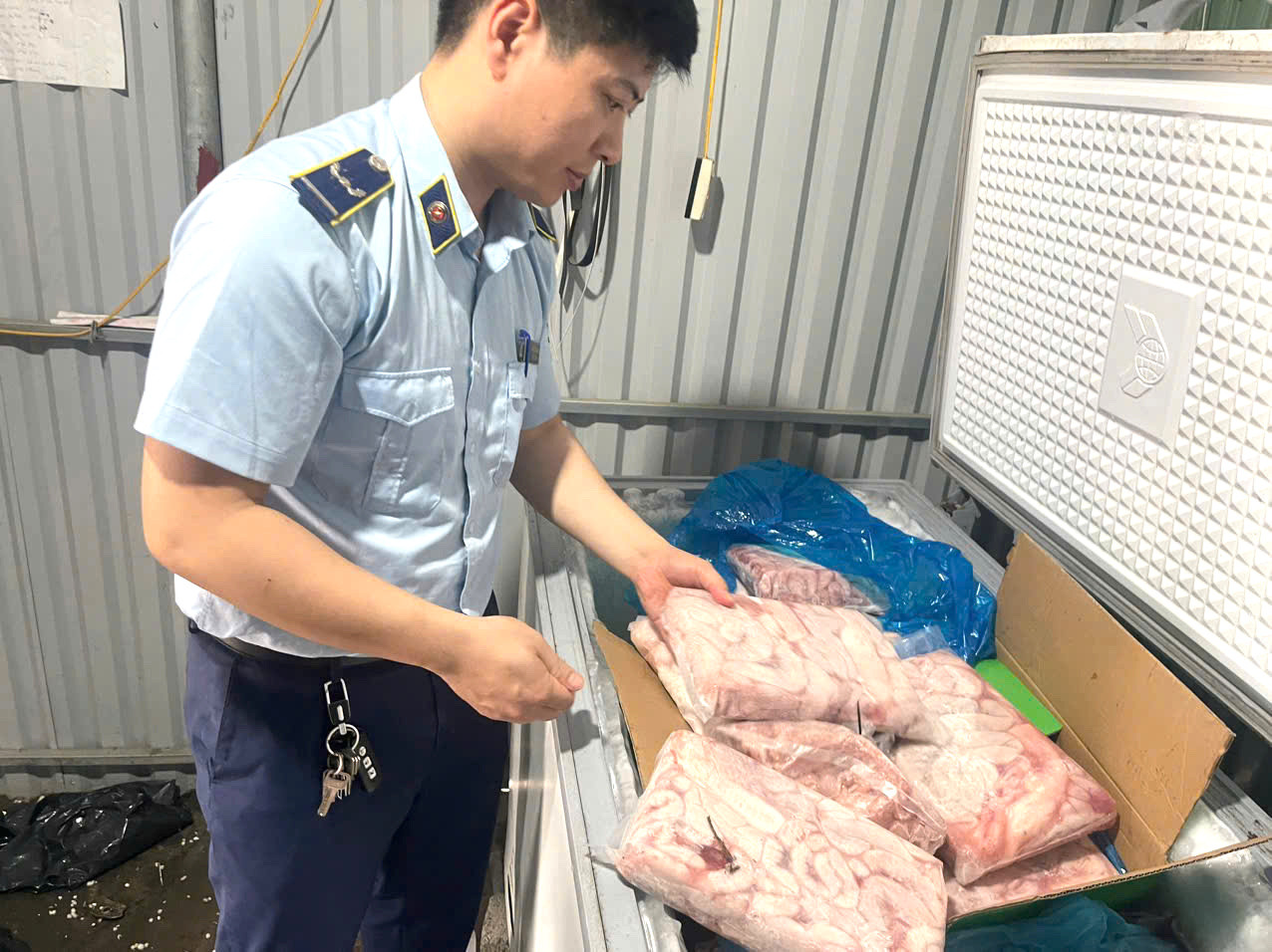 360kg sản phẩm từ lợn không đảm bảo an toàn vệ sinh thực phẩm đã bị lực lượng chức năng thu giữ, tiêu hủy. 360kg sản phẩm từ lợn không đảm bảo an toàn vệ sinh thực phẩm đã bị lực lượng chức năng thu giữ, tiêu hủy.