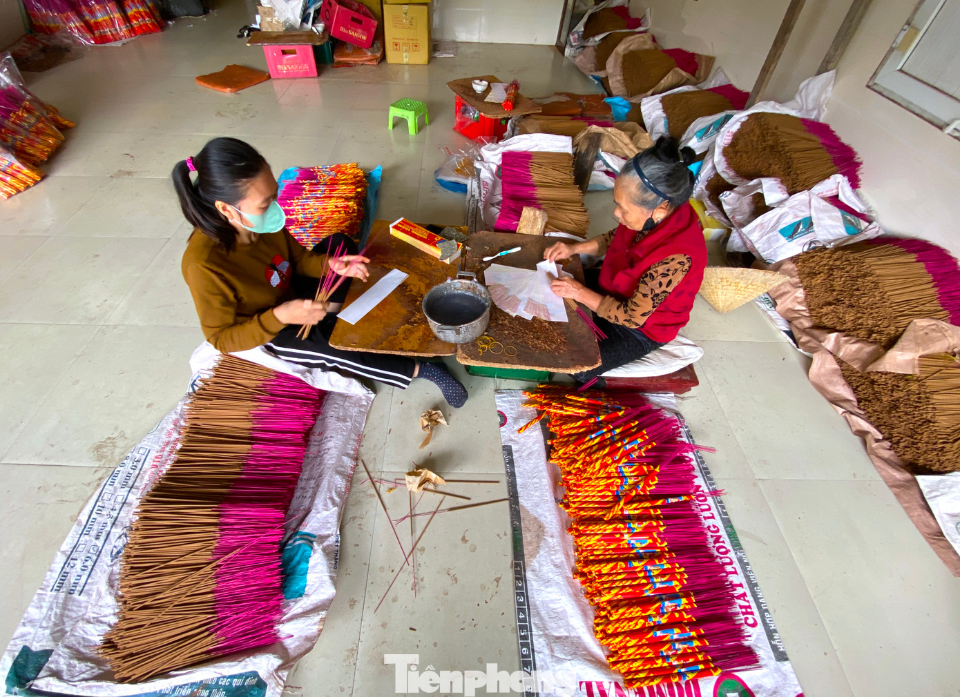 Những ngày cuối năm, các cơ sở sản xuất ở làng nghề hương thẻ Tây Lân tất bật làm hàng để kịp giao cho khách Tết.