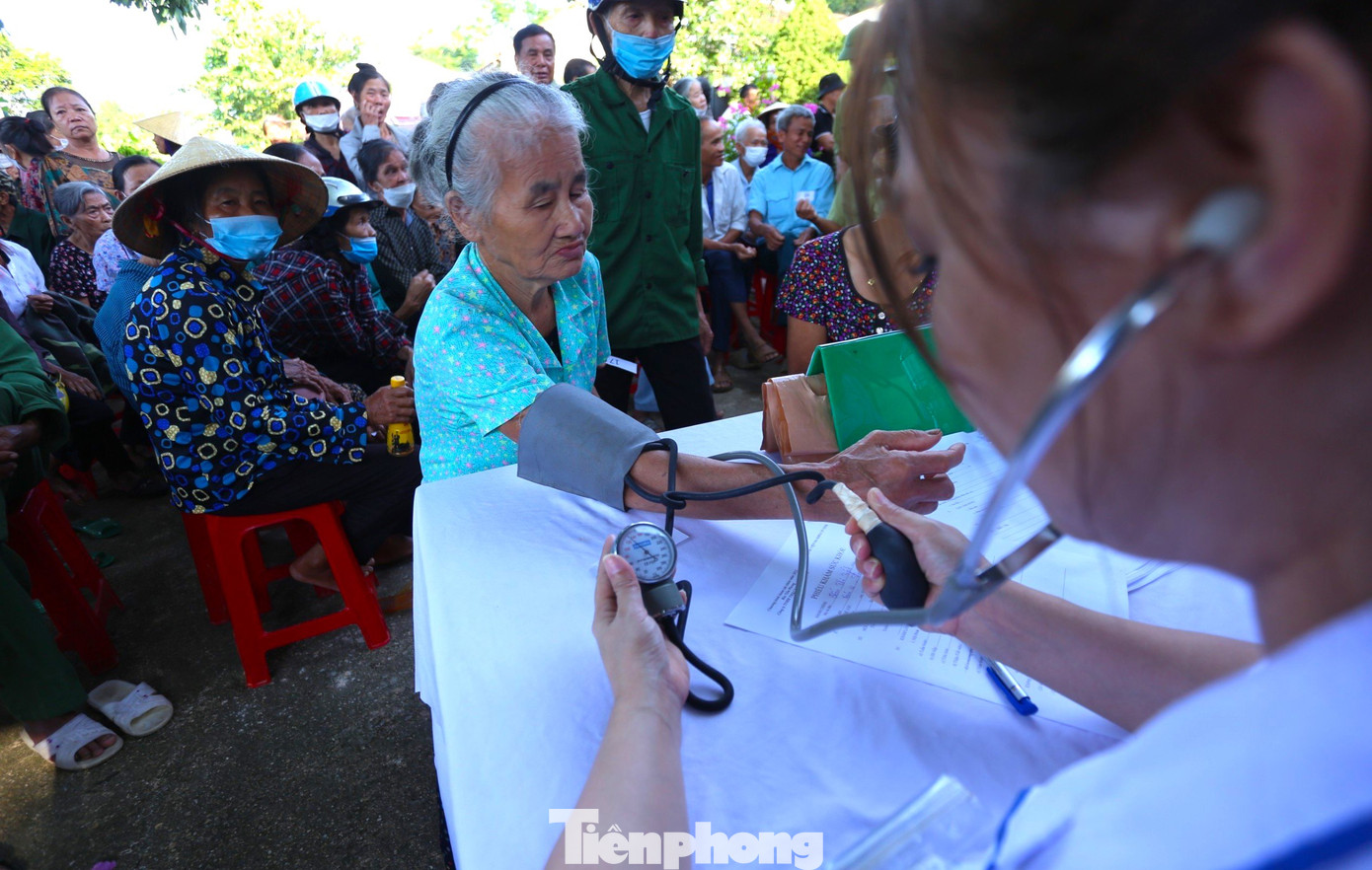 Những người cao tuổi được đo huyết áp, bắt mạch kiểm tra kỹ càng.