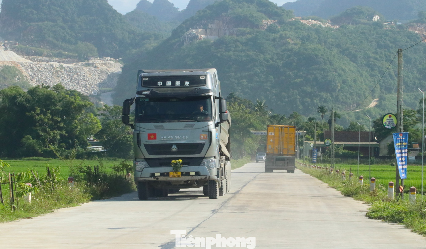 Tại cụm công nghiệp xã Châu Quang (Quỳ Hợp, Nghệ An), mỗi ngày có cả trăm lượt xe ra vào các xưởng, nhà máy chế biến đá để lấy hàng. Người dân cho biết, xe chở nặng nhưng chạy tốc độ cao đã khiến người dân luôn lo sợ. "Xe chở đá vào các nhà máy rồi lại chở đi tiêu thụ. Mỗi ngày phải cả trăm lượt xe ra vào. Xe chạy nhiều thì bụi, đường thì nhỏ mà họ chạy tốc độ cao khiến dân chúng tôi sợ lắm", ông Hà Văn Long (60 tuổi, trú bản Bành, xã Châu Quang) bức xúc.