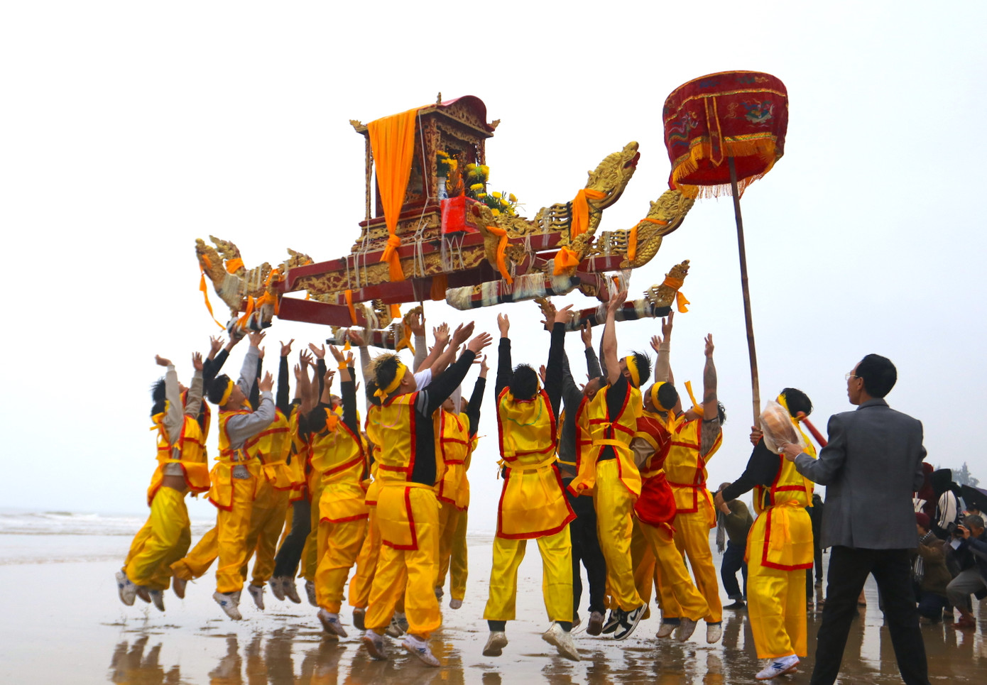 Những pha tung kiệu lễ độc đáo được mong chờ nhất của lễ hội. Những pha tung kiệu lễ độc đáo được mong chờ nhất của lễ hội.