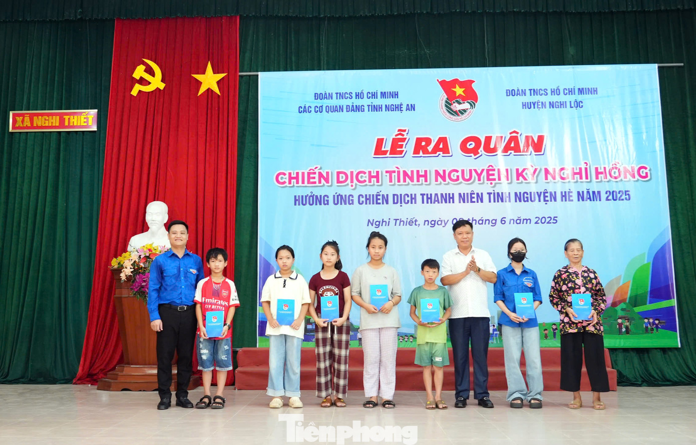 Ban tổ chức trao tặng 10 suất học bổng cho các em học sinh có hoàn cảnh khó khăn trên địa bàn xã Nghi Thiết.