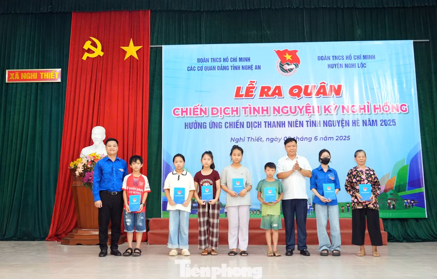 Ban tổ chức trao tặng 10 suất học bổng cho các em học sinh có hoàn cảnh khó khăn trên địa bàn xã Nghi Thiết. Ban tổ chức trao tặng 10 suất học bổng cho các em học sinh có hoàn cảnh khó khăn trên địa bàn xã Nghi Thiết.
