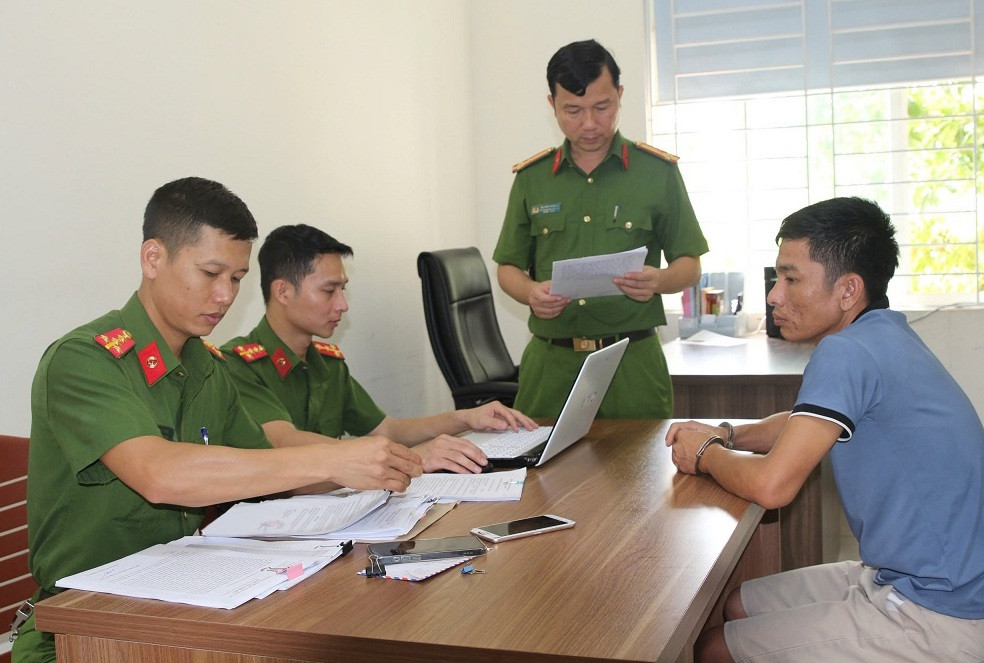 Vũ được xác định đã có 2 lệnh truy nã và gây ra 5 vụ án tại nhiều tỉnh thành trên cả nước với tổng giá trị chiếm đoạt khoảng 1,5 tỷ đồng.