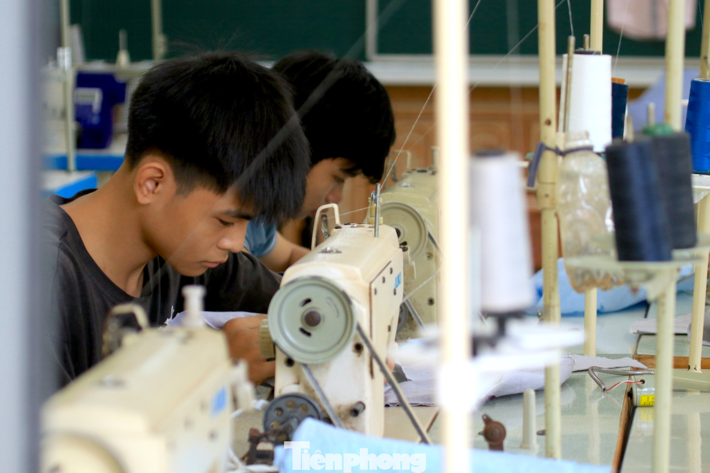 Đa số, các em học sinh đều theo lớp học may. Bởi việc học may phù hợp và sau khi tốt nghiệp đều có các cơ sở, công ty đến nhận các em vào làm việc, mang lại thu nhập ổn định.