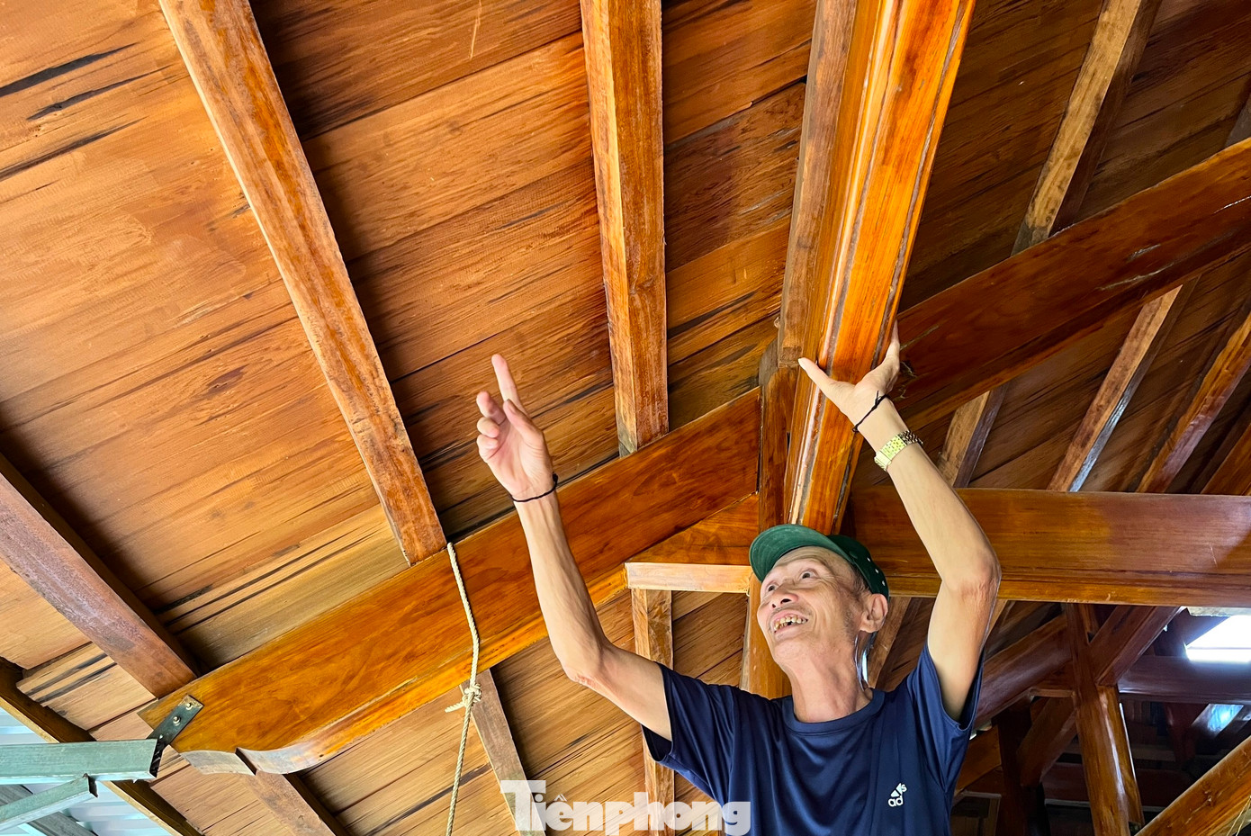 “Thời xưa rừng chưa cấm nên người dân vào rừng chặt gỗ dựng nhà, lợp mái. Giờ rừng cấm rồi, không ai dám vào chặt nữa. Trước cũng không biết gỗ samu là loại quý hiếm, chỉ thấy thơm, tốt nên chặt về dùng thôi. Giờ thì không lấy nữa mà phải bảo vệ cây”, ông Hà Văn Hùng nói và cho hay những cây gỗ samu dầu chỉ có ở trong rừng sâu, giáp biên giới nước Lào.