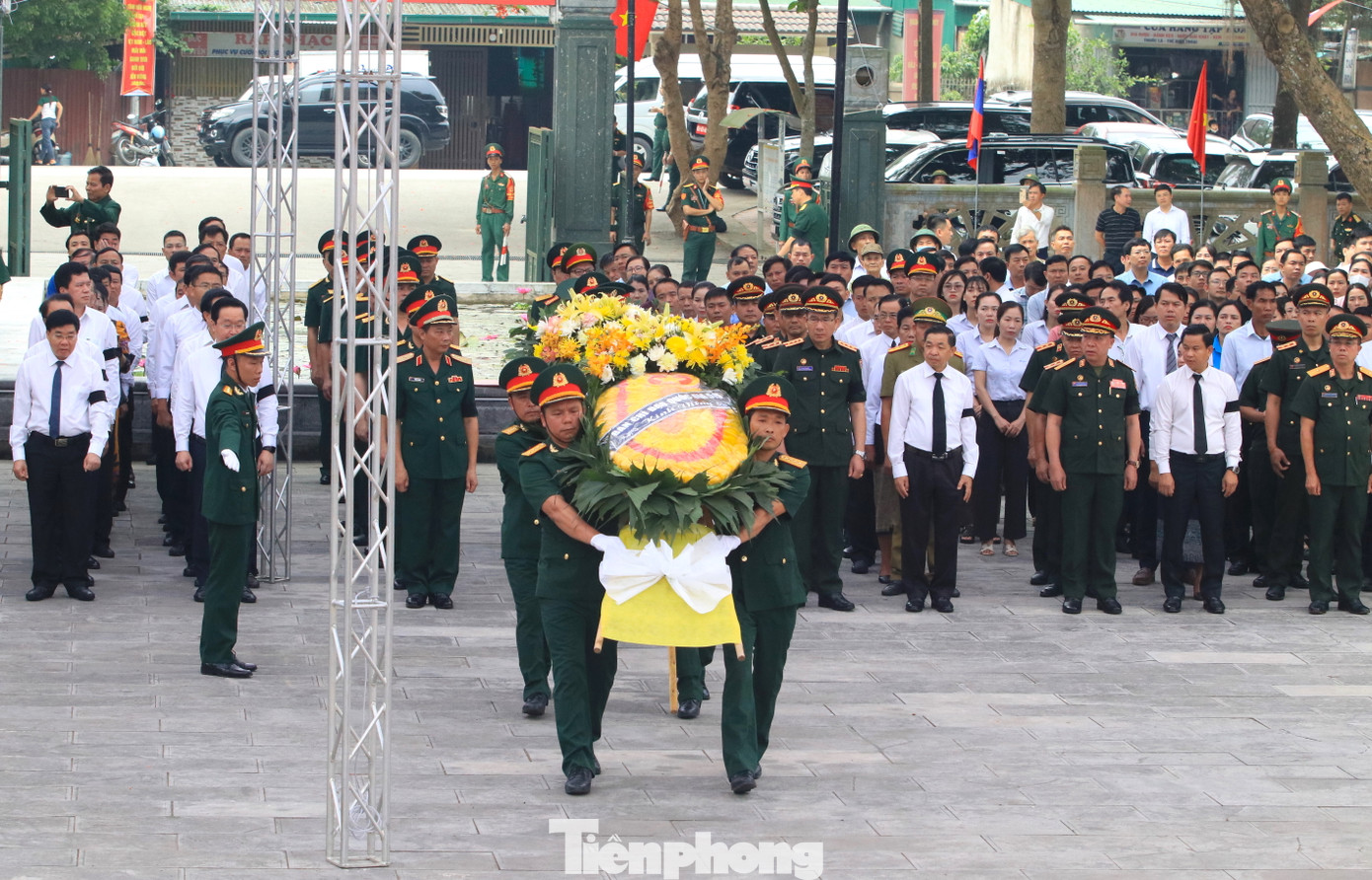 "Hôm nay, Tổ quốc đón các anh về trong khúc khải hoàn ca, dẫu có lệ rơi nhưng lòng chúng ta vẫn tự hào vì phần nào đã thực hiện được lời hứa đưa các anh về với đất mẹ, với Tổ quốc thân yêu, với gia đình, bạn bè và làng xóm. Xin kính cẩn nghiêng mình dâng lên hương hồn các anh hùng liệt sỹ những bông hoa tươi thắm, thắp nén hương thơm thể hiện lòng biết ơn vô hạn. Nguyện cầu cho hương hồn các anh siêu thoát nơi cõi vĩnh hằng, an giấc ngàn thu trên đất mẹ, phù hộ độ trì cho quốc thái dân an, ấm no, hạnh phúc, cho tình đoàn kết hữu nghị đặc biệt hai nước Việt - Lào mãi mãi xanh tươi. Tổ quốc nhân dân đời đời ghi nhớ công ơn các anh hùng liệt sỹ", Trưởng ban Chỉ đạo đặc biệt tỉnh Nghệ An Bùi Đình Long đọc lời tri ân.